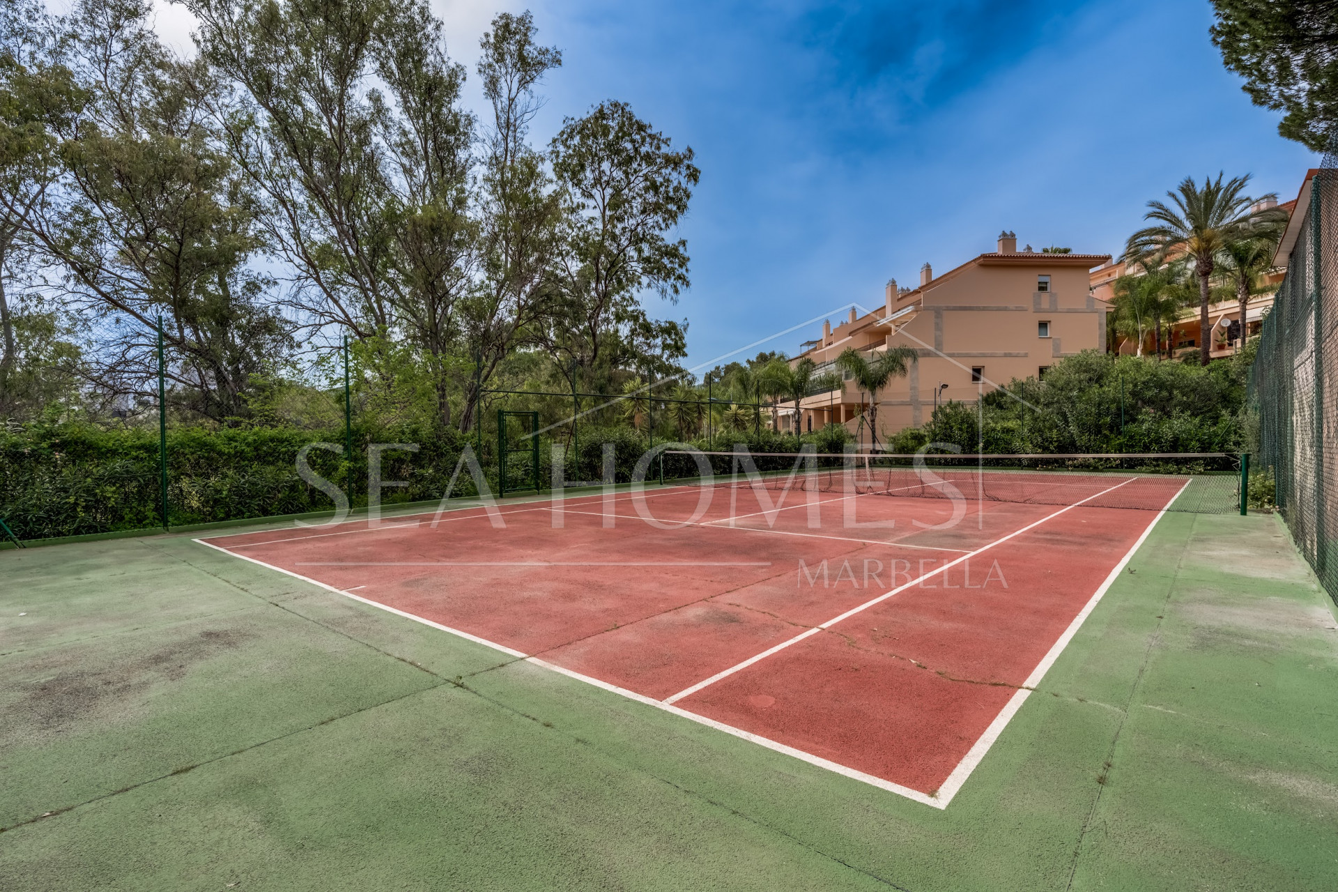 Elegant south-facing two-bedroom elevated ground floor apartment located in the exclusive gated community of Albatross Hill in Nueva Andalucía.