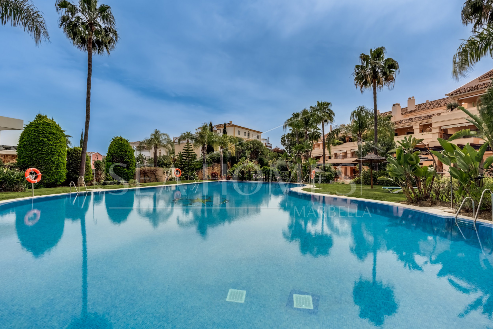 Elegant south-facing two-bedroom elevated ground floor apartment located in the exclusive gated community of Albatross Hill in Nueva Andalucía.