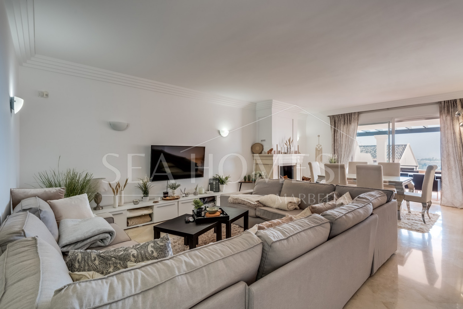 Elegant south-facing two-bedroom elevated ground floor apartment located in the exclusive gated community of Albatross Hill in Nueva Andalucía.