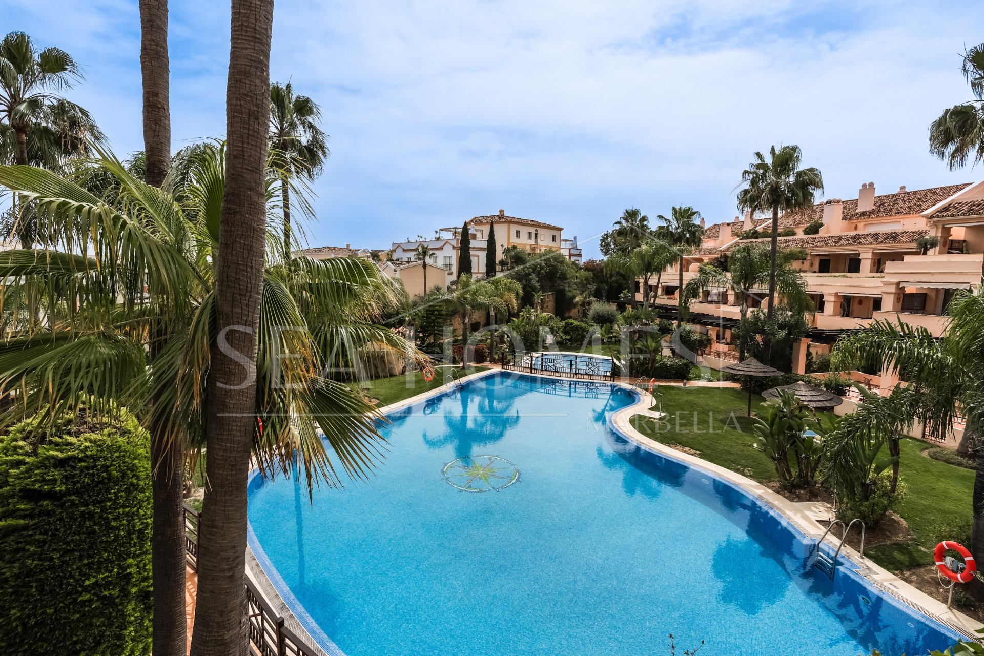 Elegant south-facing two-bedroom elevated ground floor apartment located in the exclusive gated community of Albatross Hill in Nueva Andalucía.
