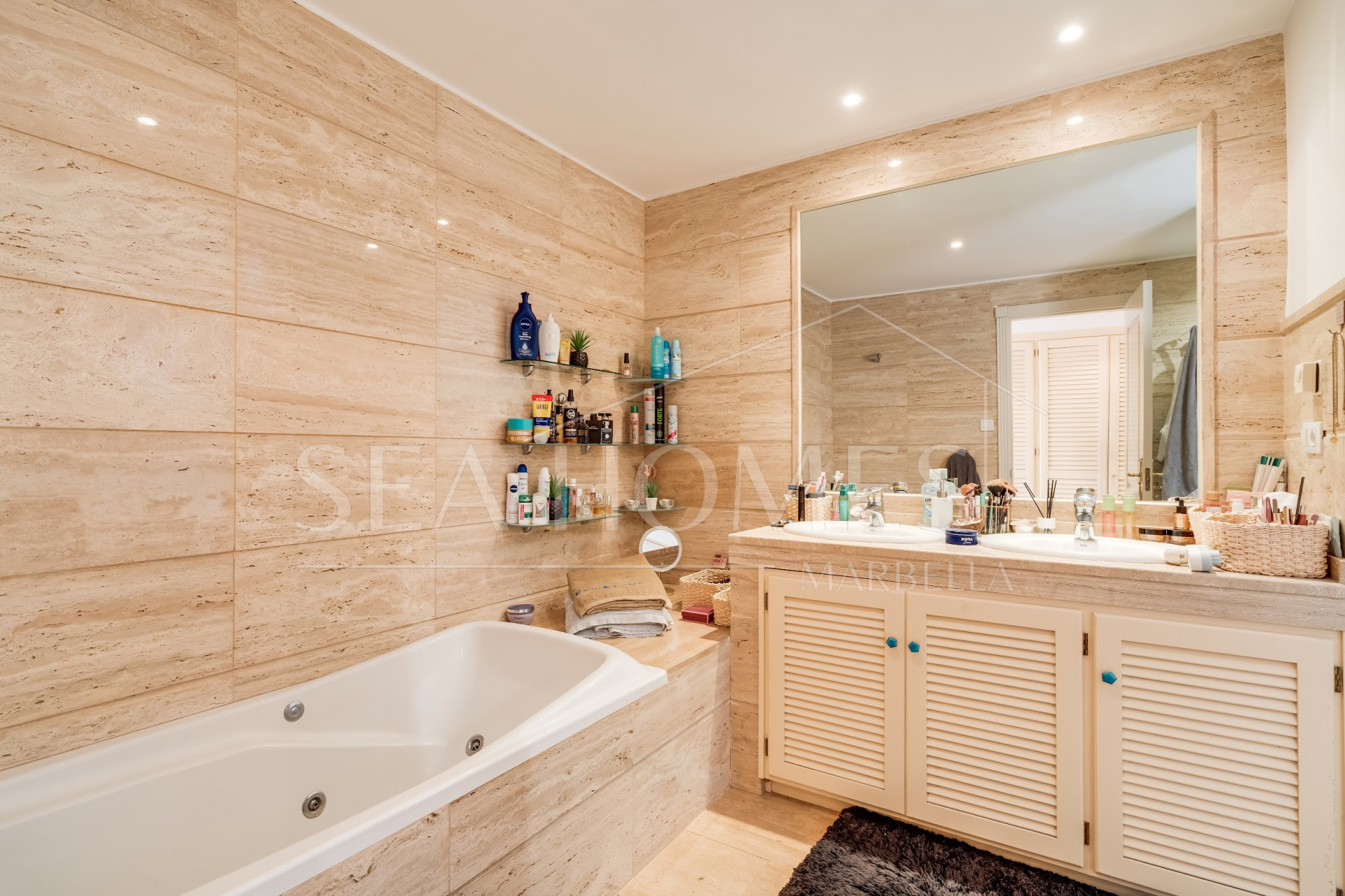 Elegant south-facing two-bedroom elevated ground floor apartment located in the exclusive gated community of Albatross Hill in Nueva Andalucía.