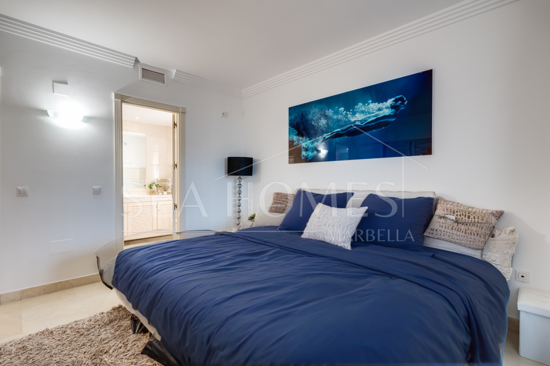 Elegant south-facing two-bedroom elevated ground floor apartment located in the exclusive gated community of Albatross Hill in Nueva Andalucía.