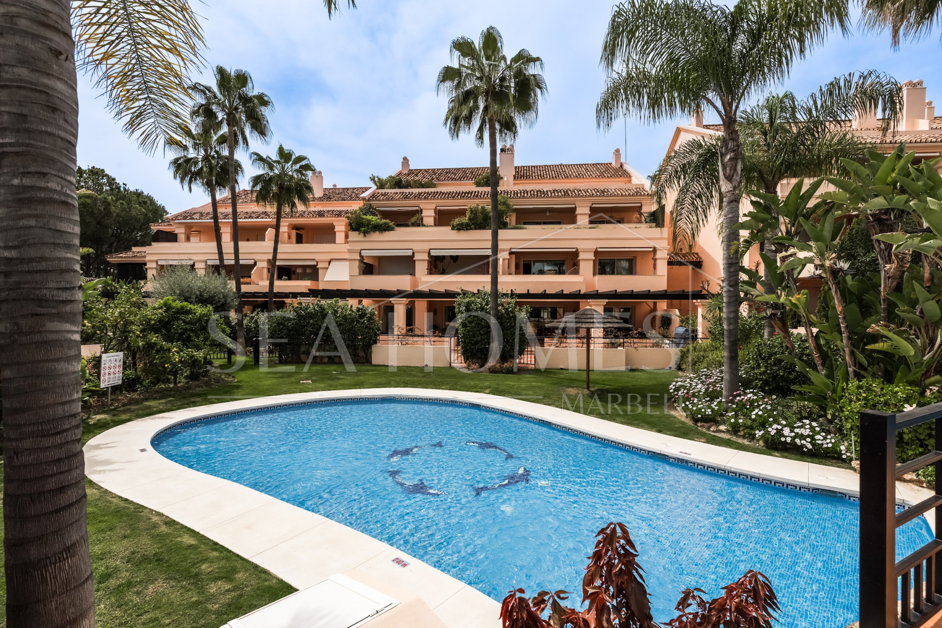 Elegant south-facing two-bedroom elevated ground floor apartment located in the exclusive gated community of Albatross Hill in Nueva Andalucía.
