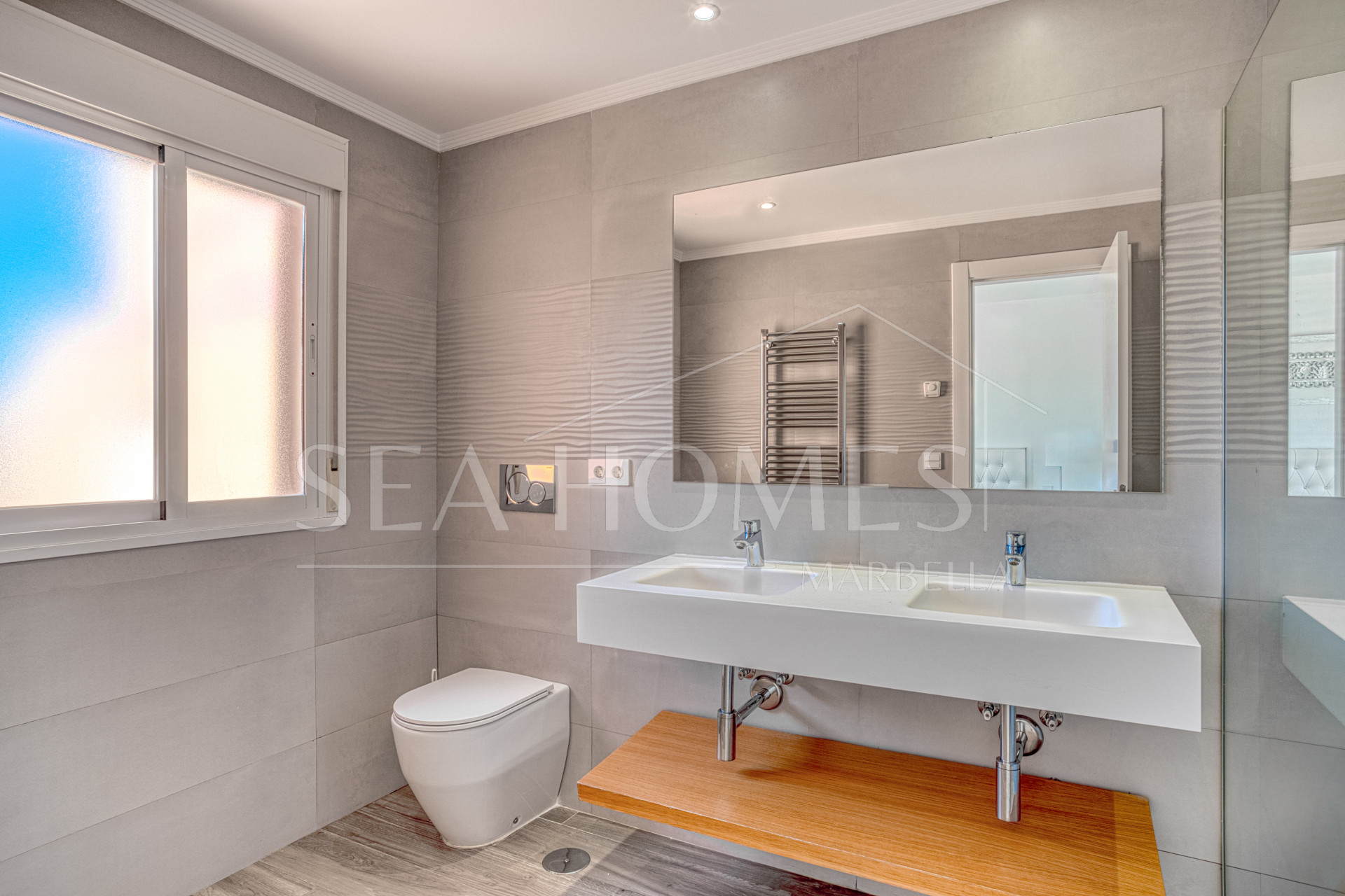 Incredible four bedroom, south west facing townhouse in the gated community, Paraiso Bellevue