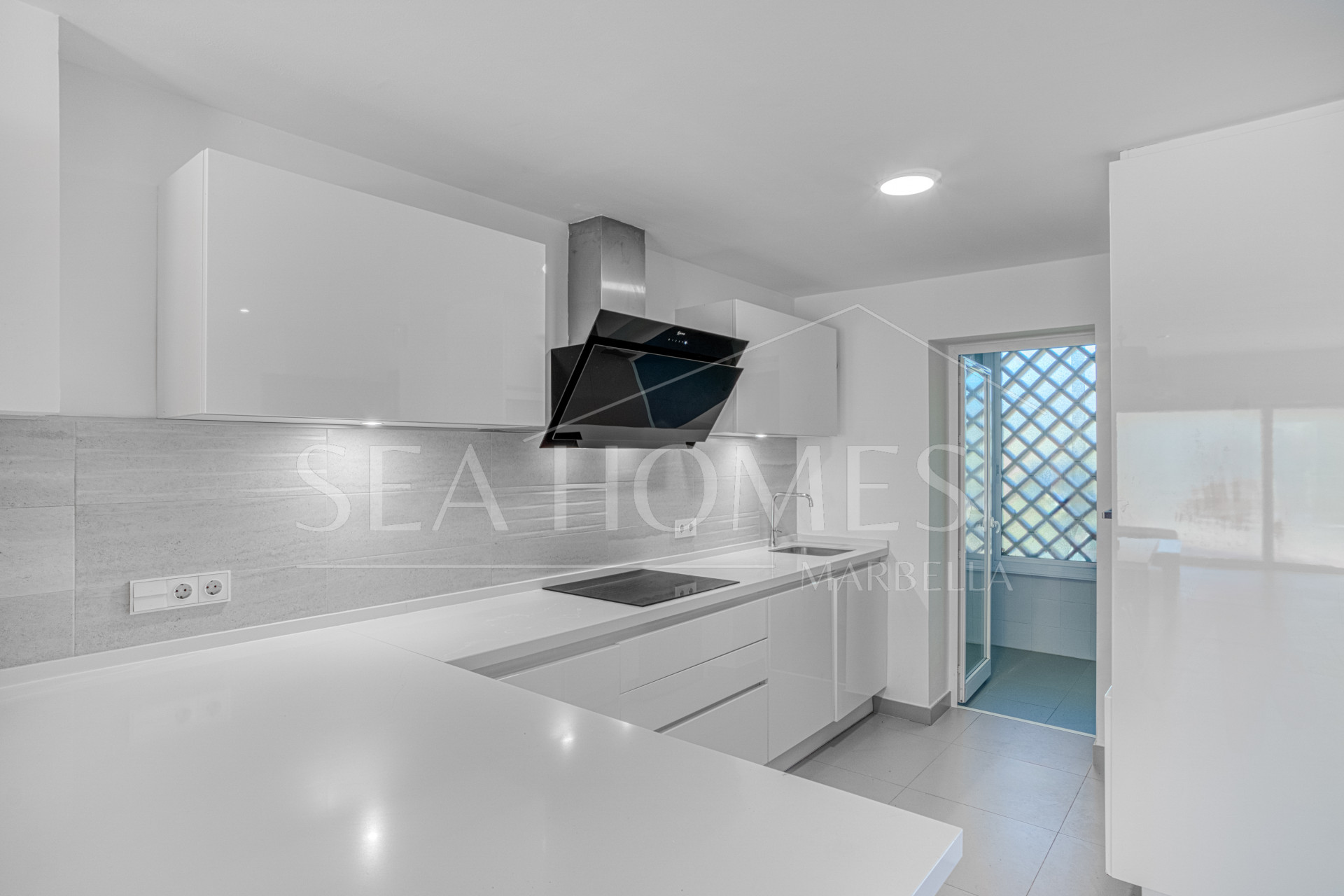 Incredible four bedroom, south west facing townhouse in the gated community, Paraiso Bellevue