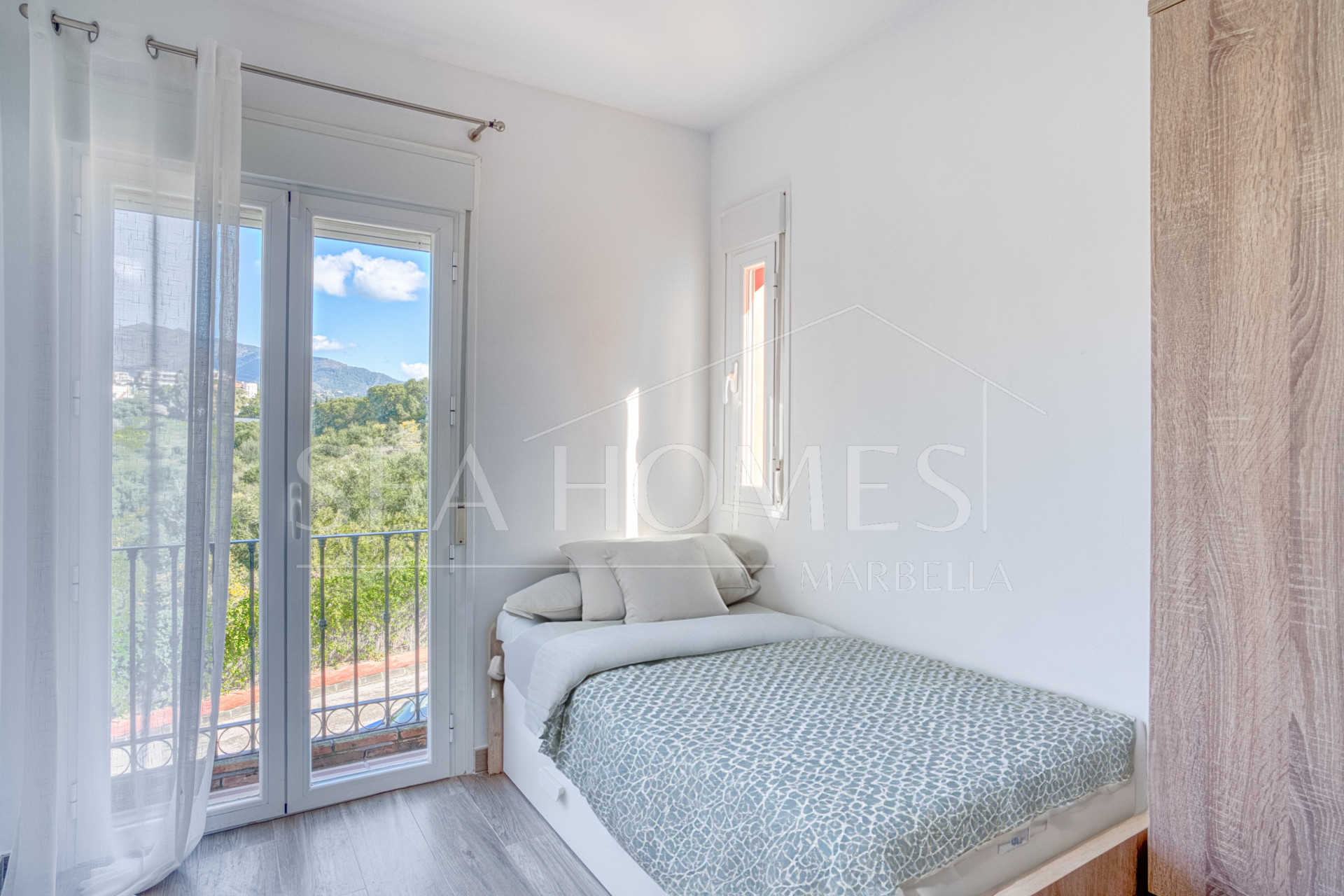 Incredible four bedroom, south west facing townhouse in the gated community, Paraiso Bellevue