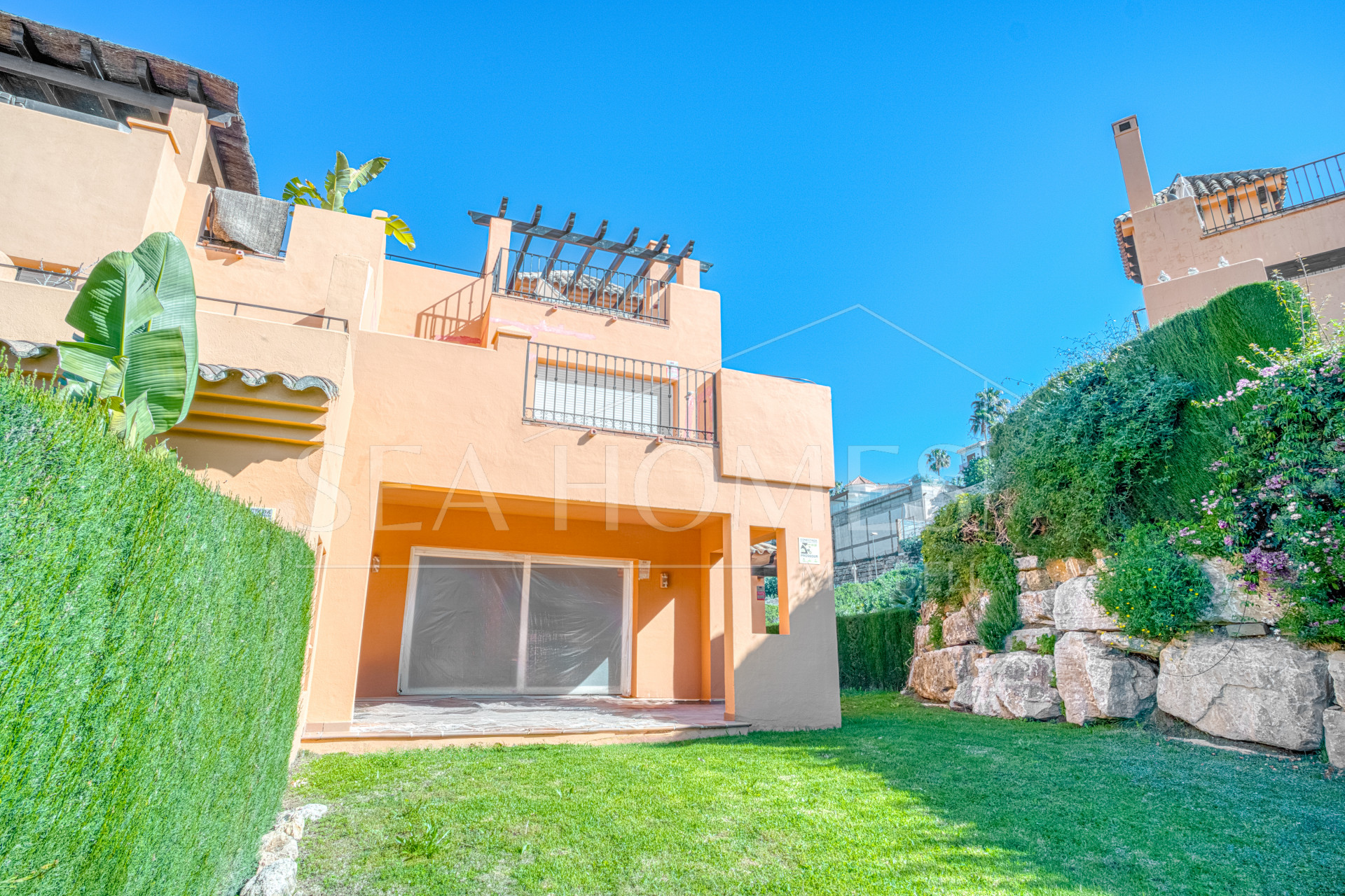 Incredible four bedroom, south west facing townhouse in the gated community, Paraiso Bellevue