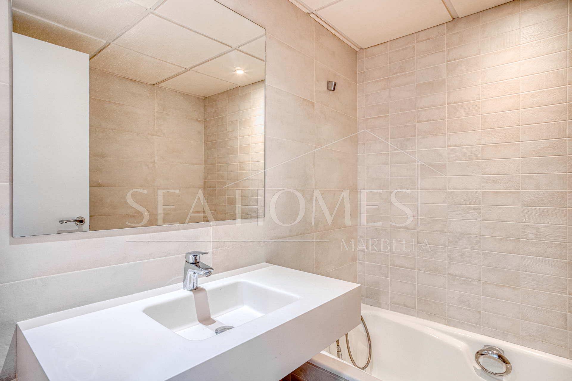 Incredible four bedroom, south west facing townhouse in the gated community, Paraiso Bellevue