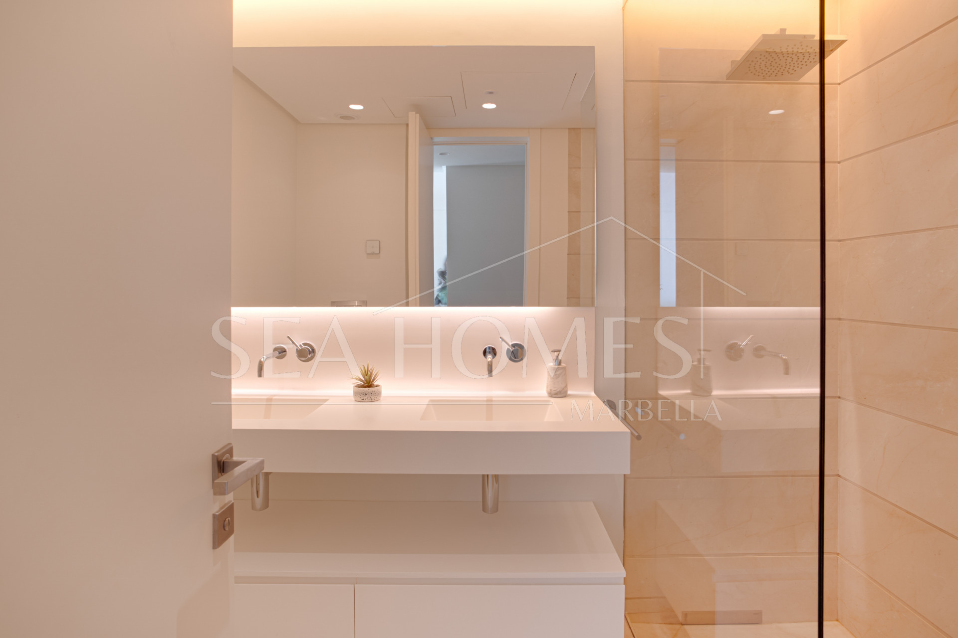 Beautiful two bedroom, south east facing apartment located in the exclusive Urbanisation Palo Alto