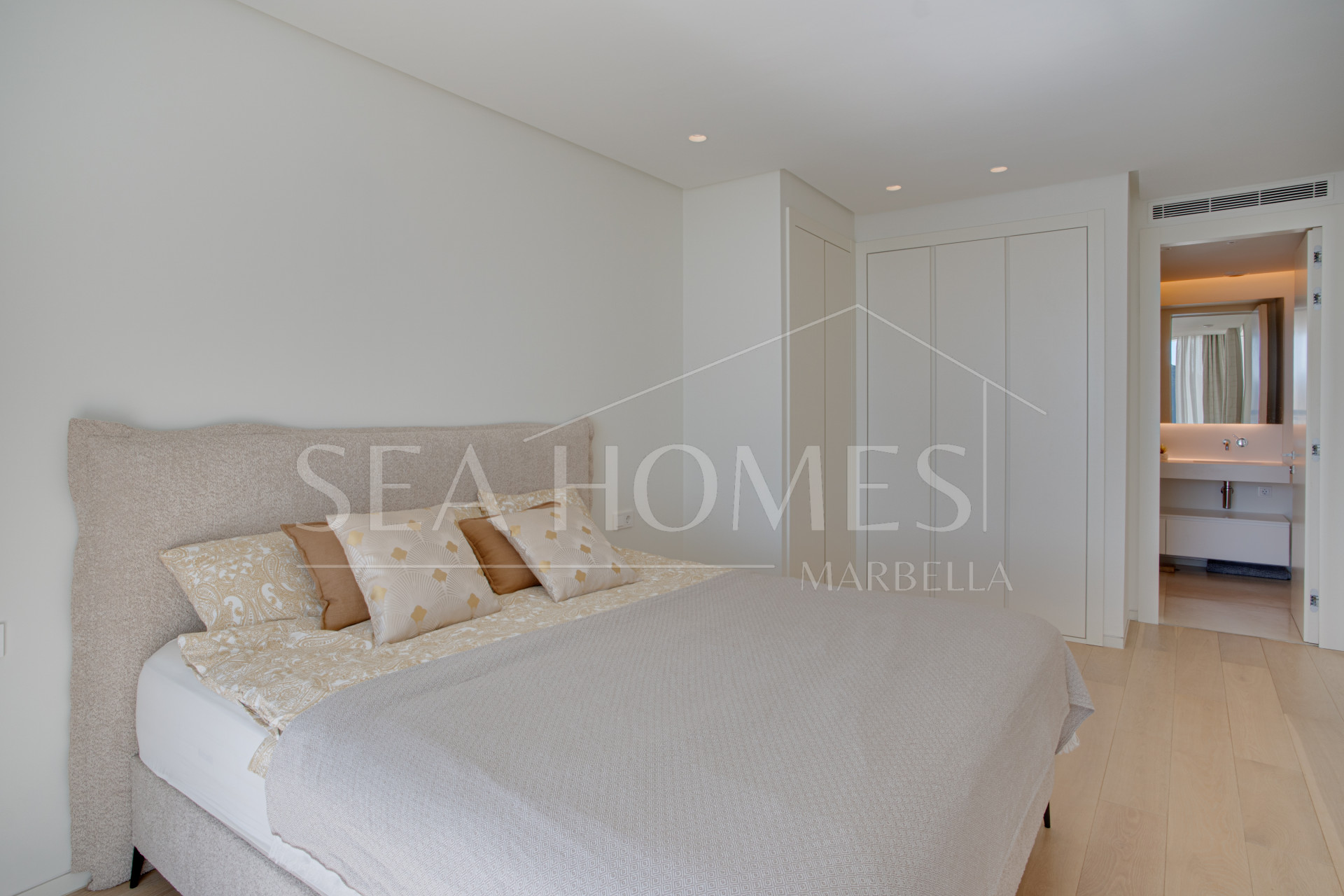 Beautiful two bedroom, south east facing apartment located in the exclusive Urbanisation Palo Alto