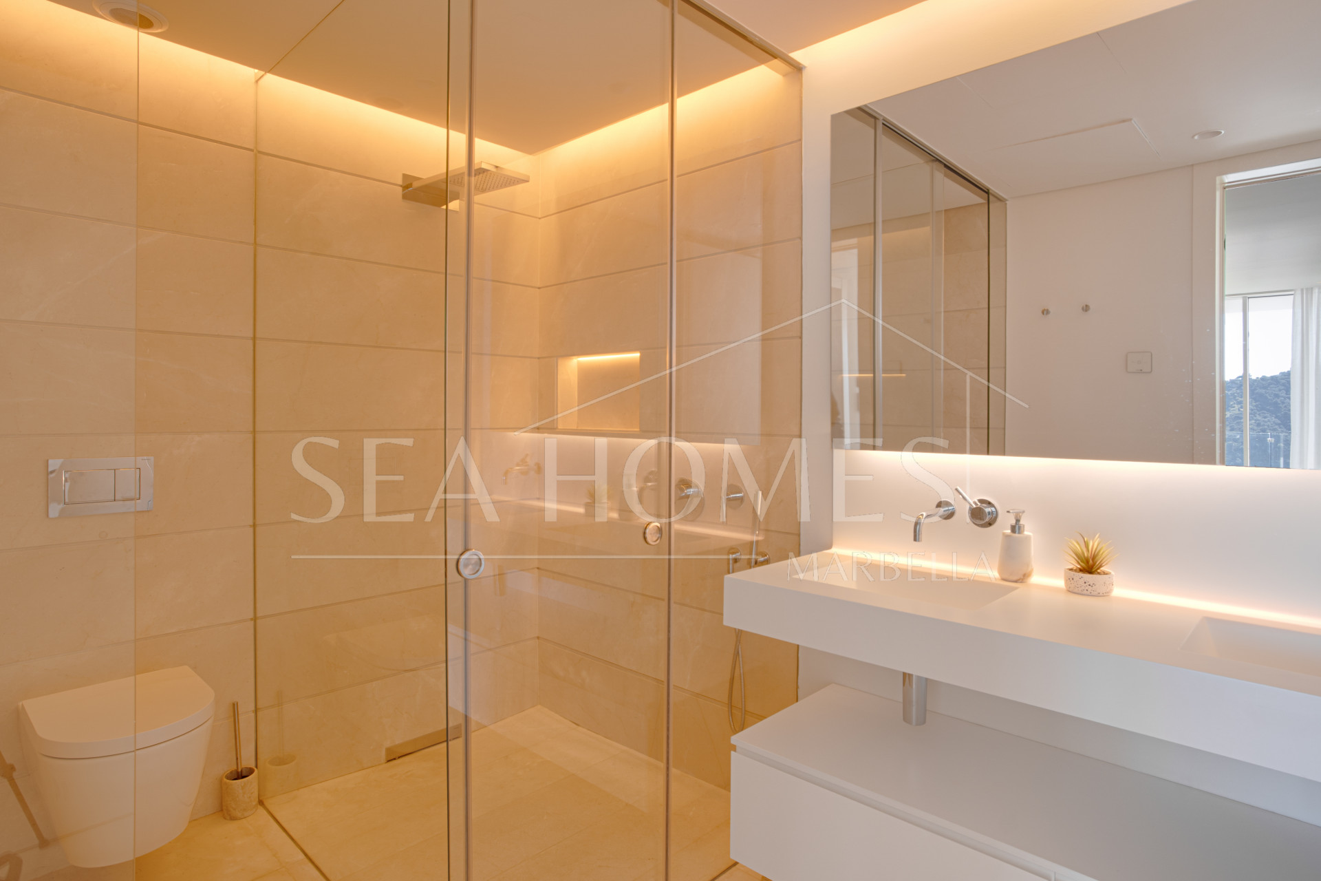 Beautiful two bedroom, south east facing apartment located in the exclusive Urbanisation Palo Alto