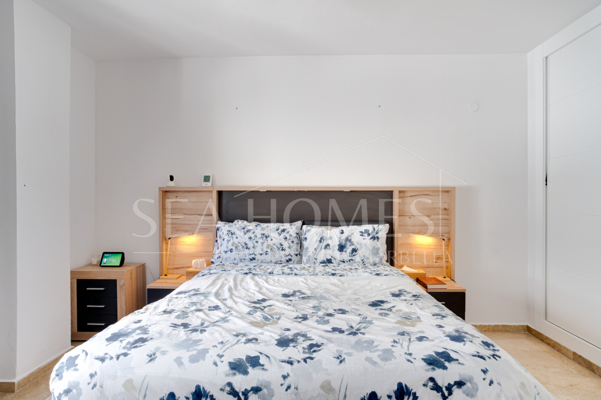 Beautiful south-west facing apartment in the gated and well-established community of Coto Real, Marbella.