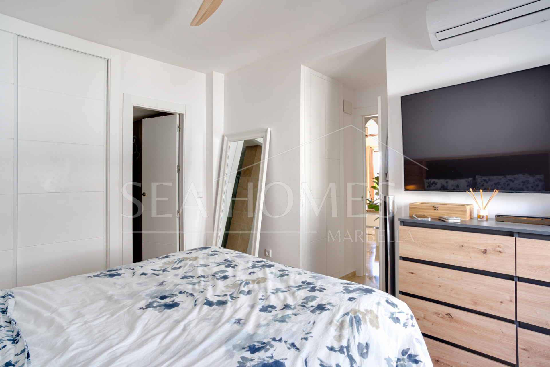 Beautiful south-west facing apartment in the gated and well-established community of Coto Real, Marbella.