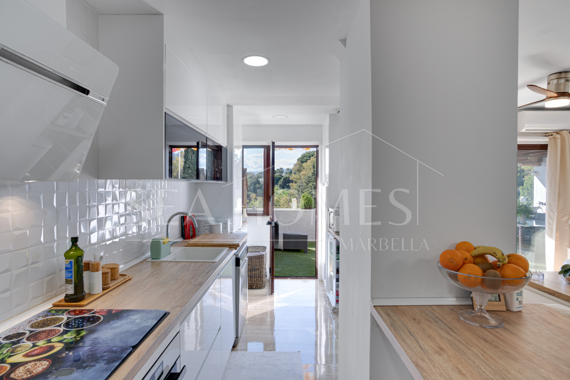 Beautiful south-west facing apartment in the gated and well-established community of Coto Real, Marbella.