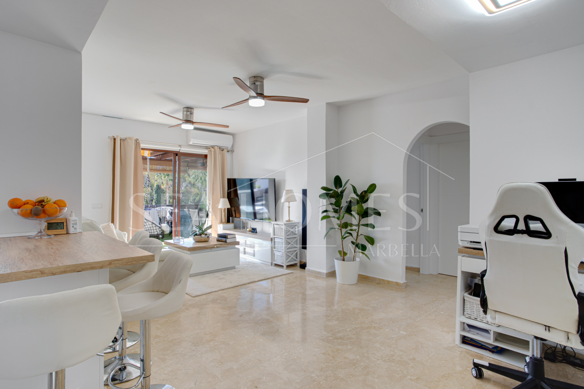 Beautiful south-west facing apartment in the gated and well-established community of Coto Real, Marbella.