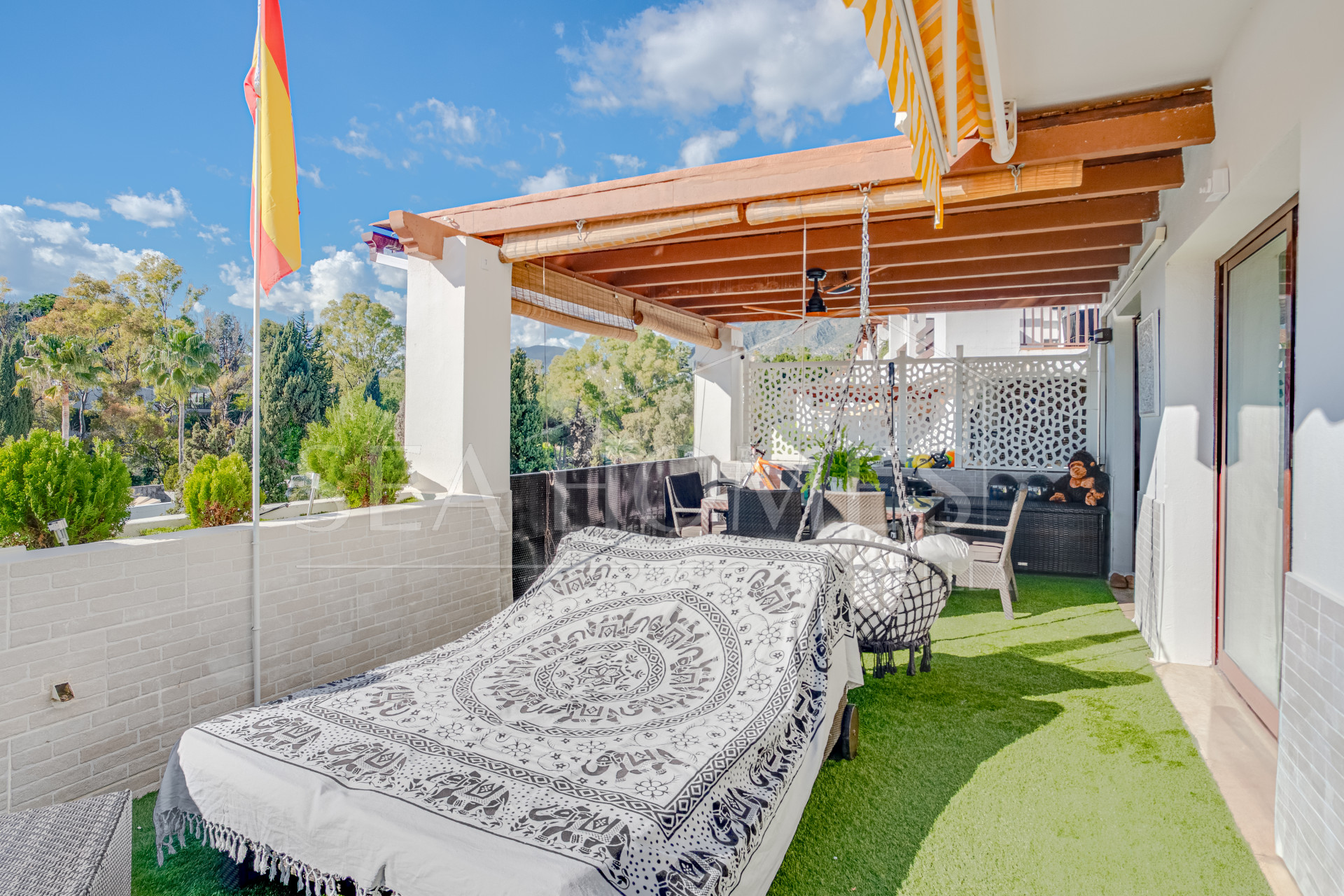 Beautiful south-west facing apartment in the gated and well-established community of Coto Real, Marbella.