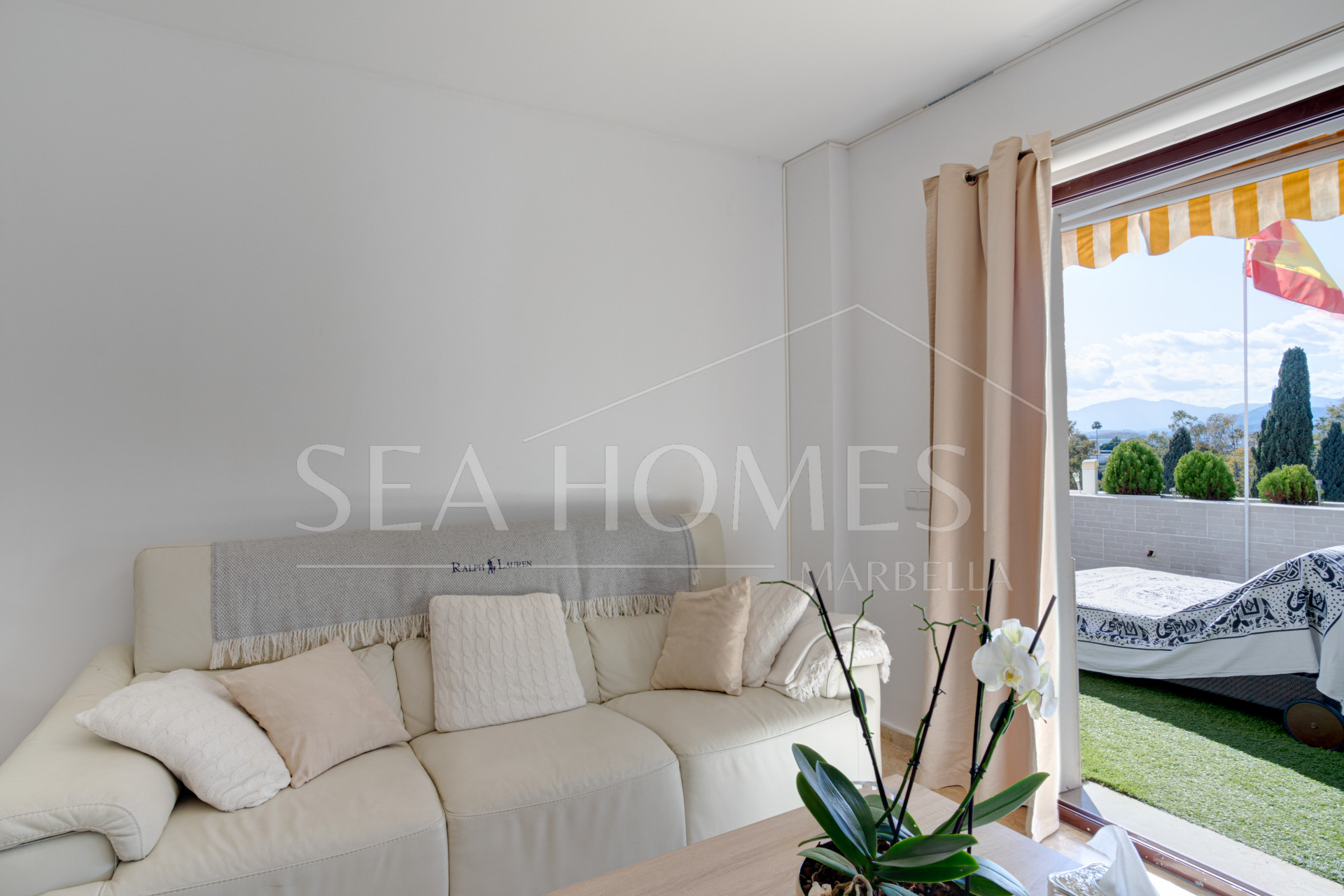 Beautiful south-west facing apartment in the gated and well-established community of Coto Real, Marbella.
