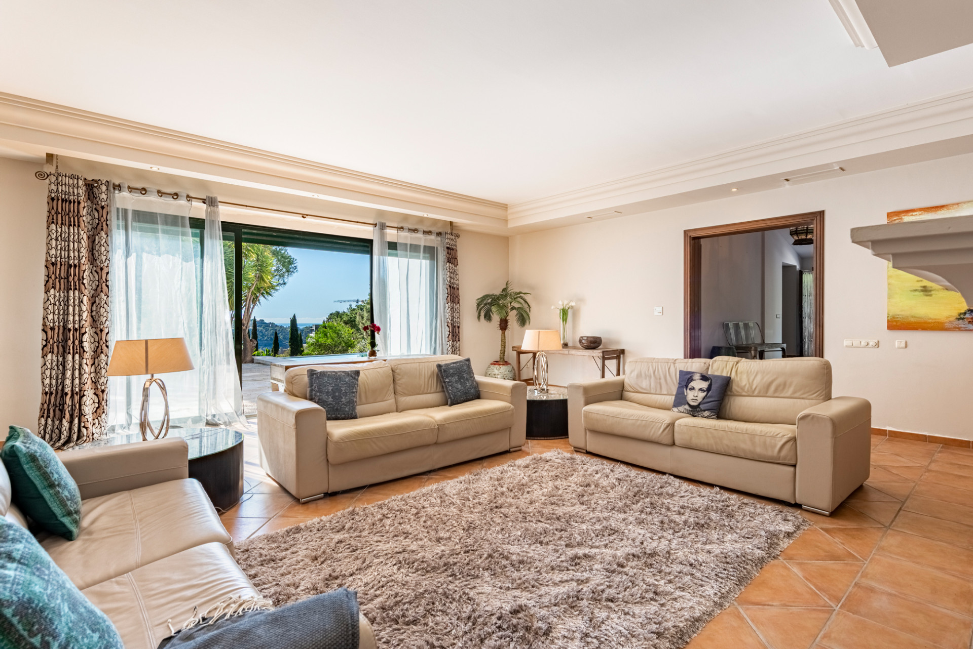 Traditional, south facing five bedroom Villa located in El Madroñal, Benahavis