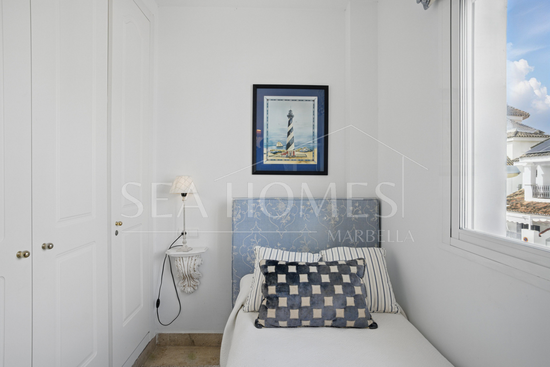 Exclusive east-facing three-bedroom townhouse in Los Naranjos de Marbella.
