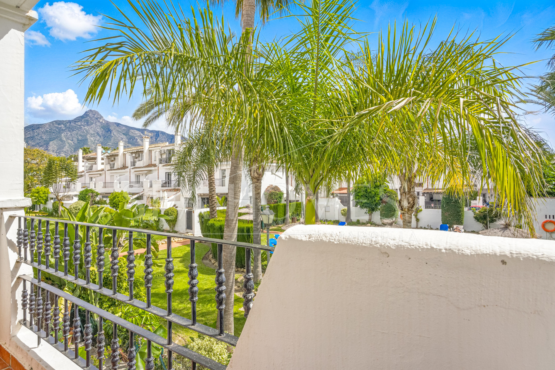Exclusive east-facing three-bedroom townhouse in Los Naranjos de Marbella.