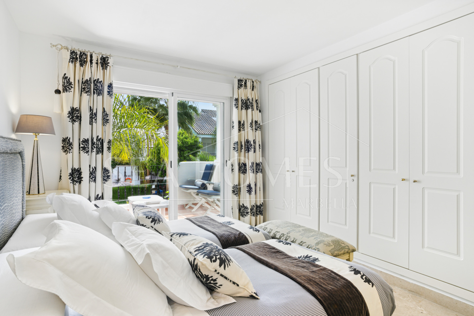 Exclusive east-facing three-bedroom townhouse in Los Naranjos de Marbella.
