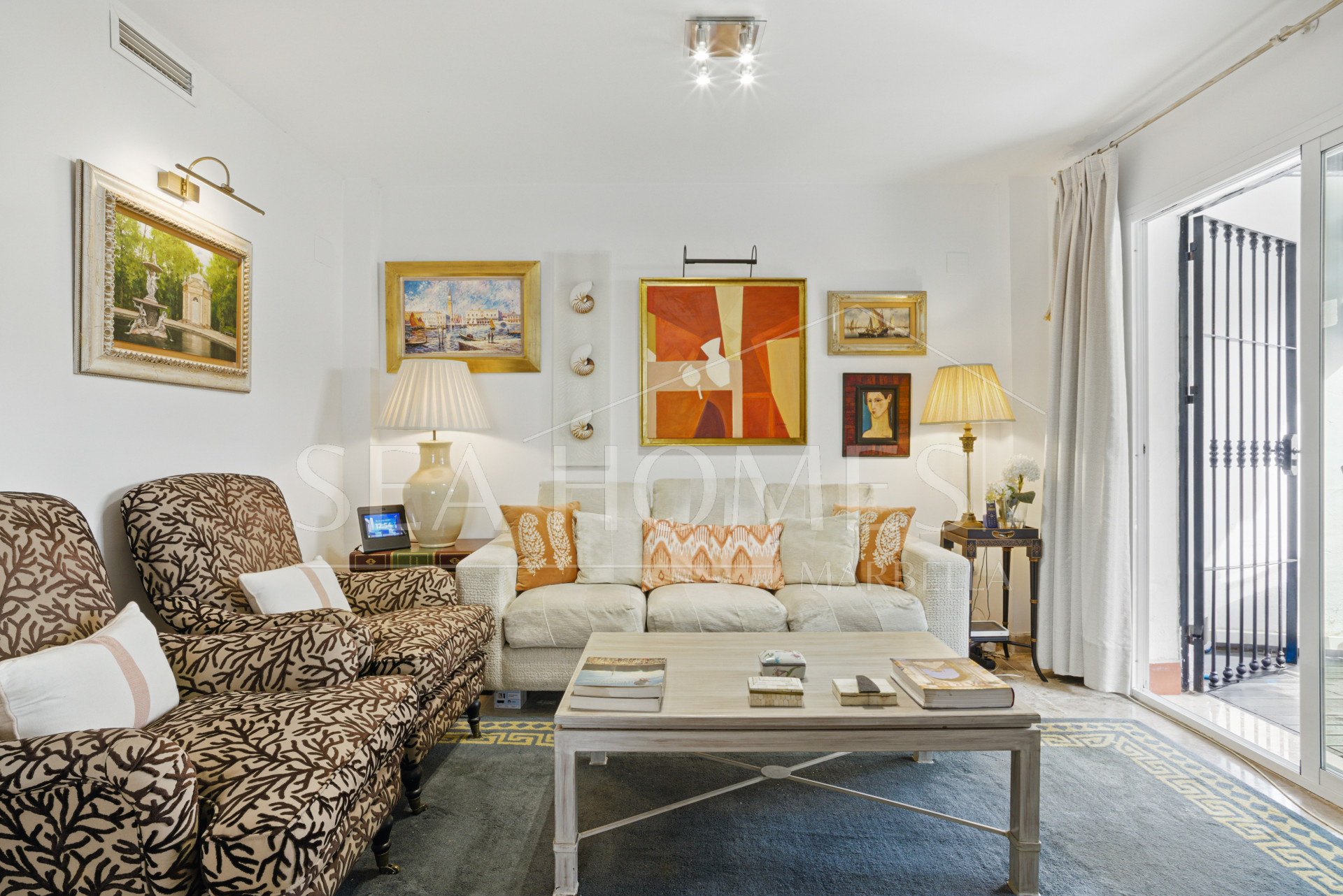 Exclusive east-facing three-bedroom townhouse in Los Naranjos de Marbella.