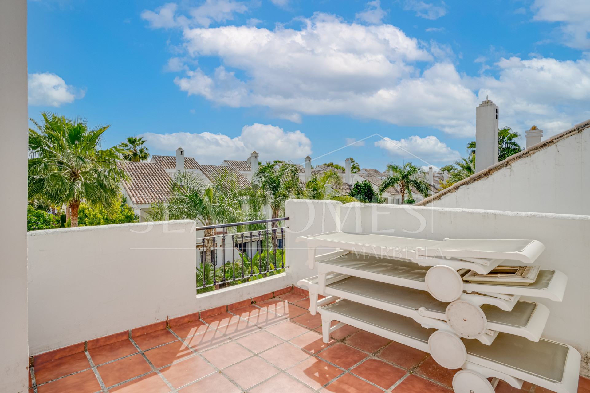 Exclusive east-facing three-bedroom townhouse in Los Naranjos de Marbella.