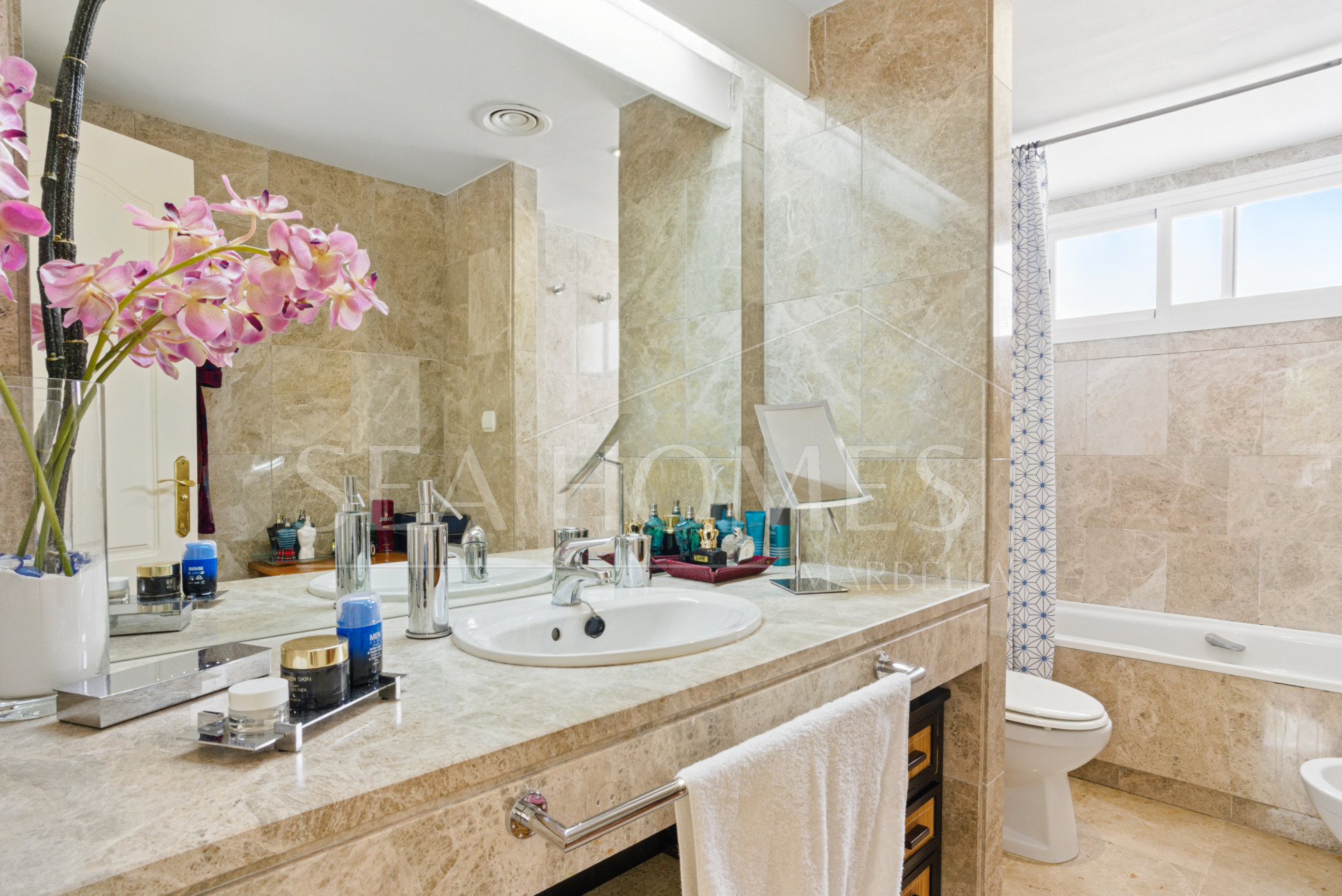 Exclusive east-facing three-bedroom townhouse in Los Naranjos de Marbella.