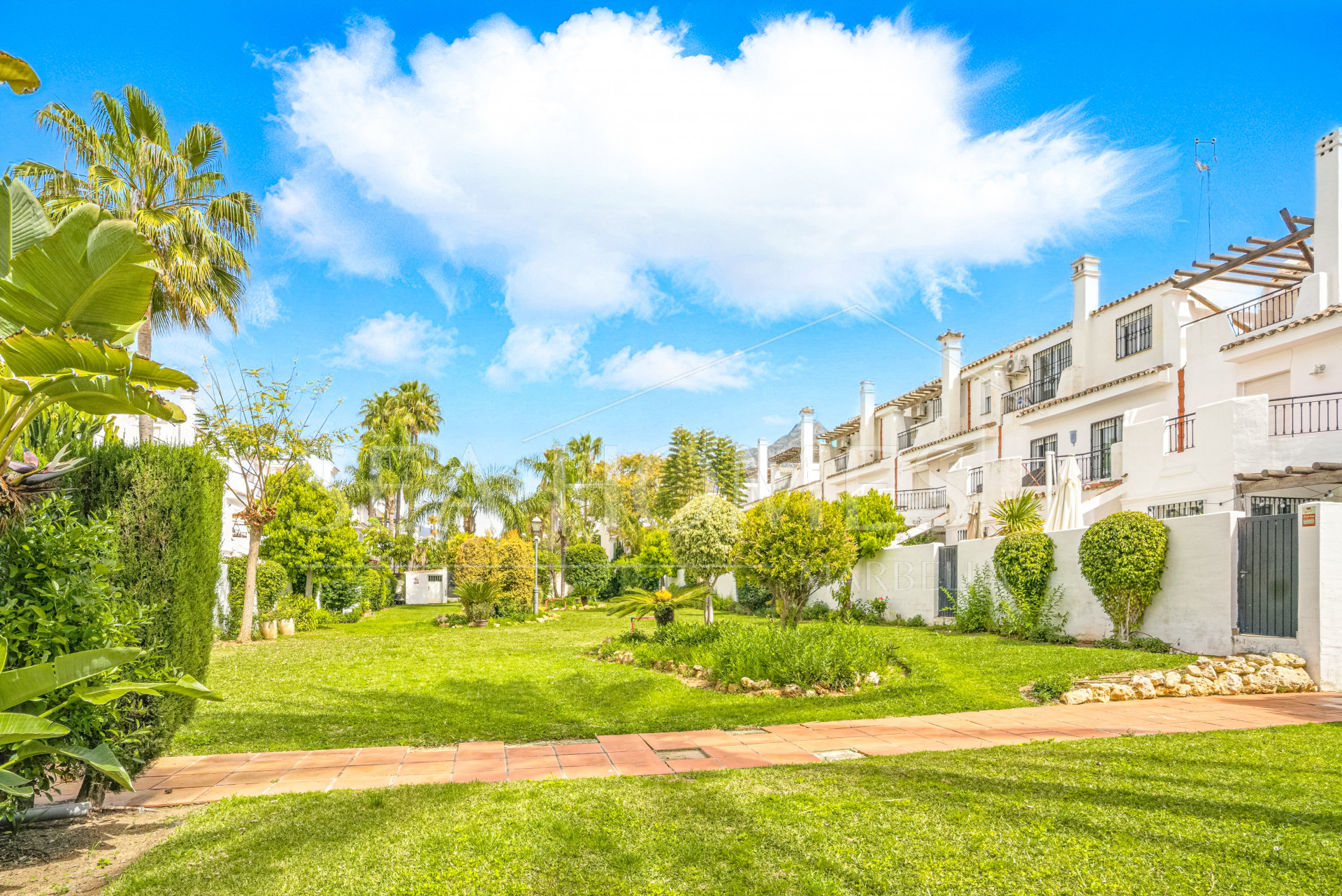 Exclusive east-facing three-bedroom townhouse in Los Naranjos de Marbella.