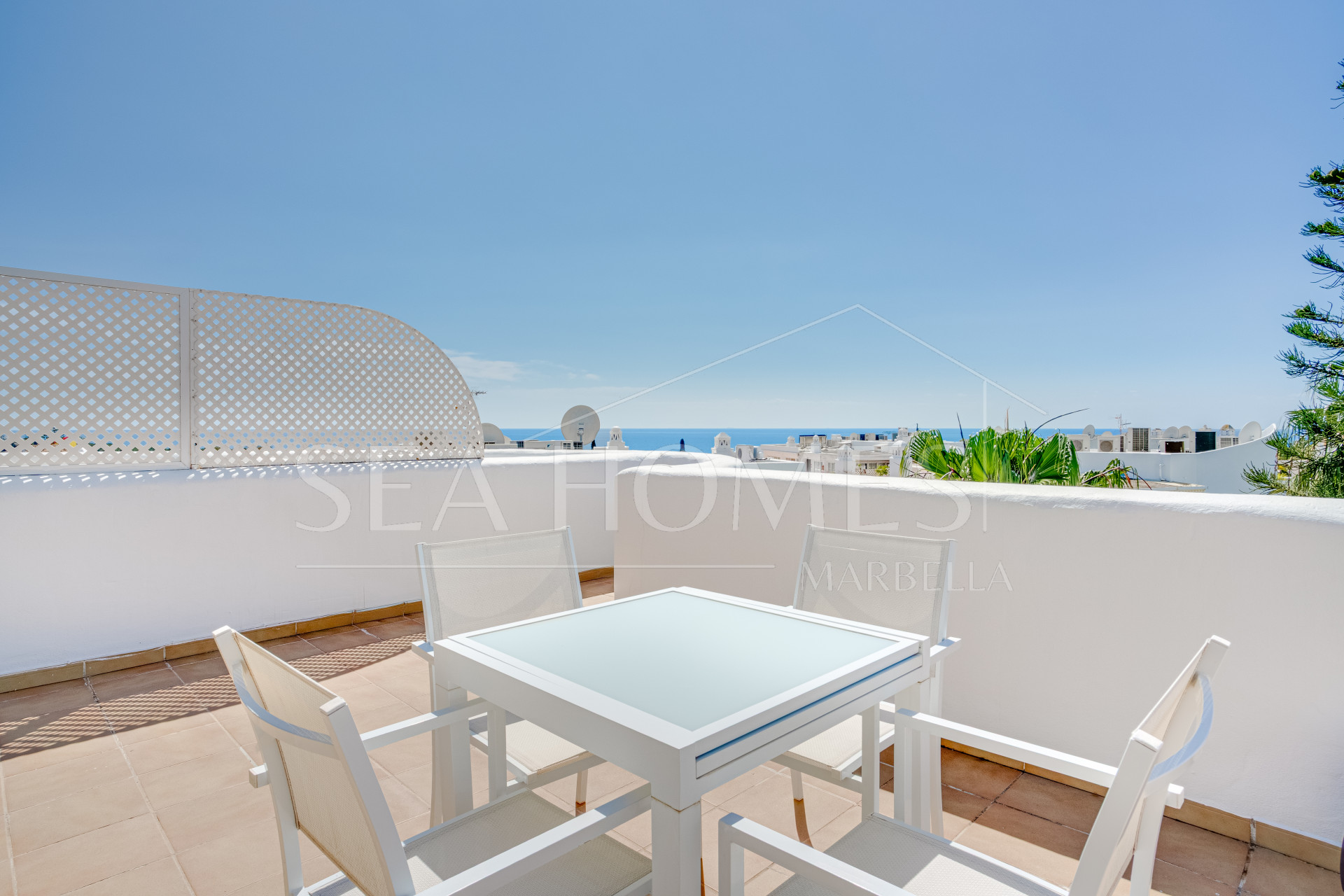 Traditional two bedroom, duplex penthouse in the well-known and gated community Marbella Real with sea views