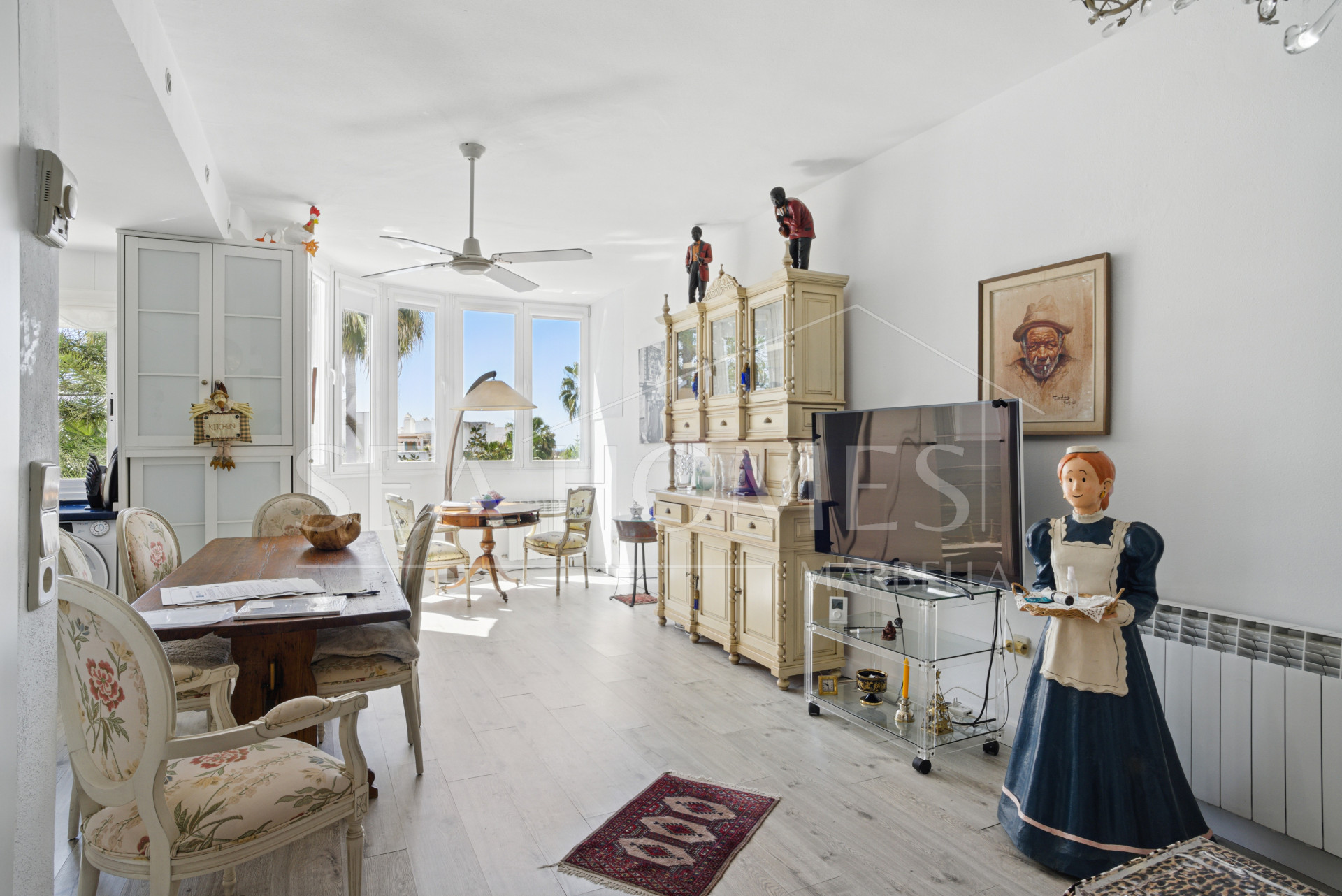 Traditional two bedroom, duplex penthouse in the well-known and gated community Marbella Real with sea views