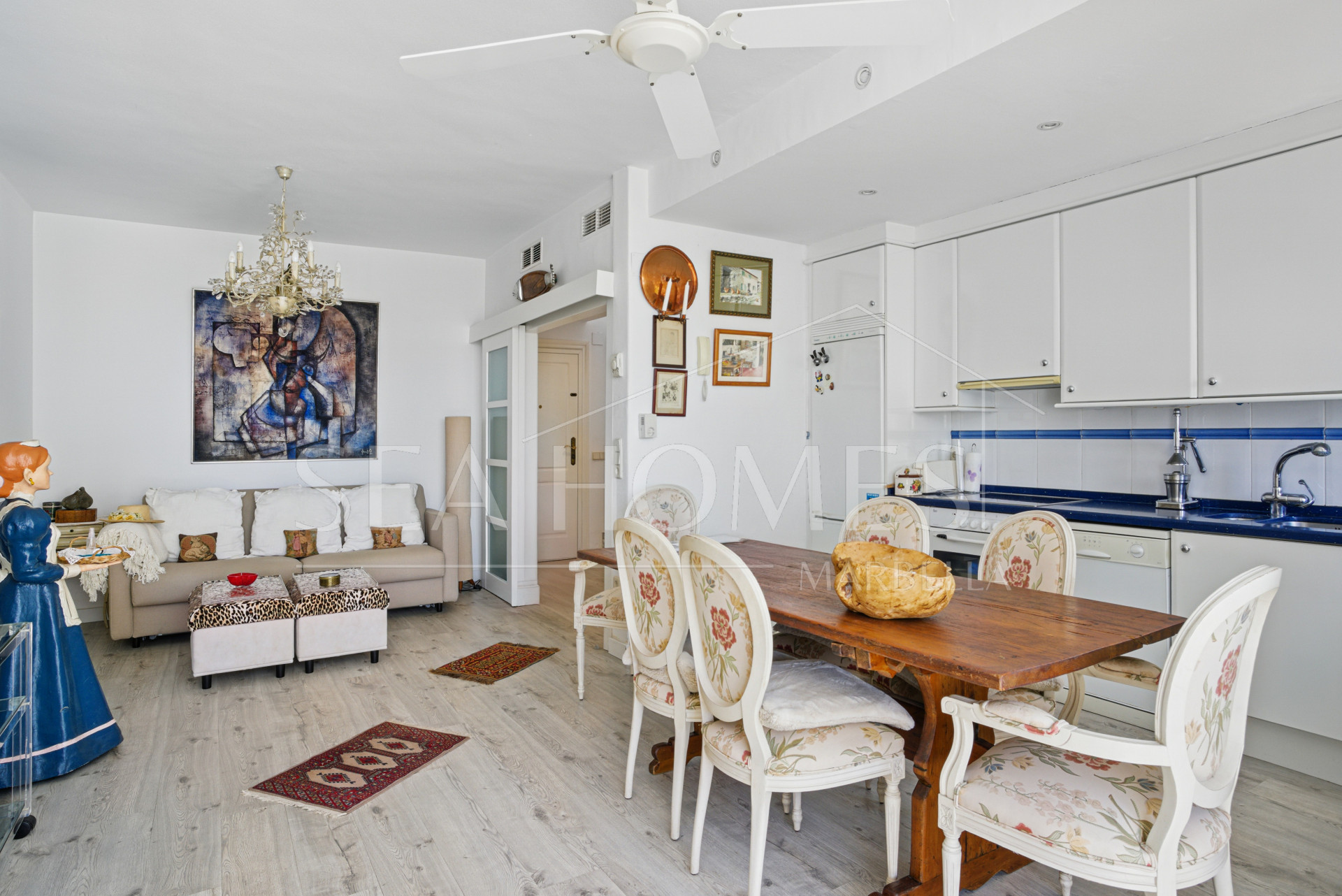 Traditional two bedroom, duplex penthouse in the well-known and gated community Marbella Real with sea views