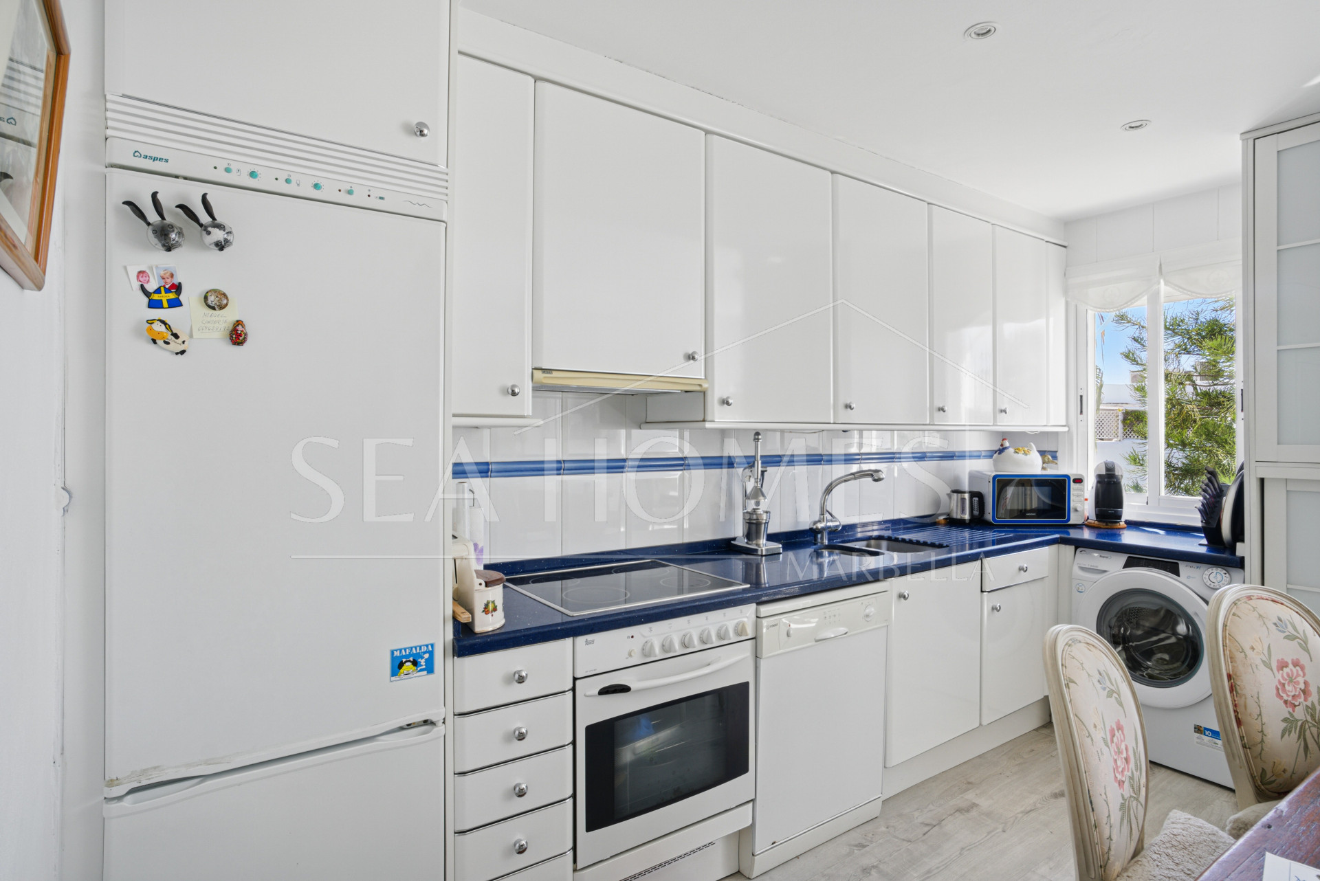 Traditional two bedroom, duplex penthouse in the well-known and gated community Marbella Real with sea views