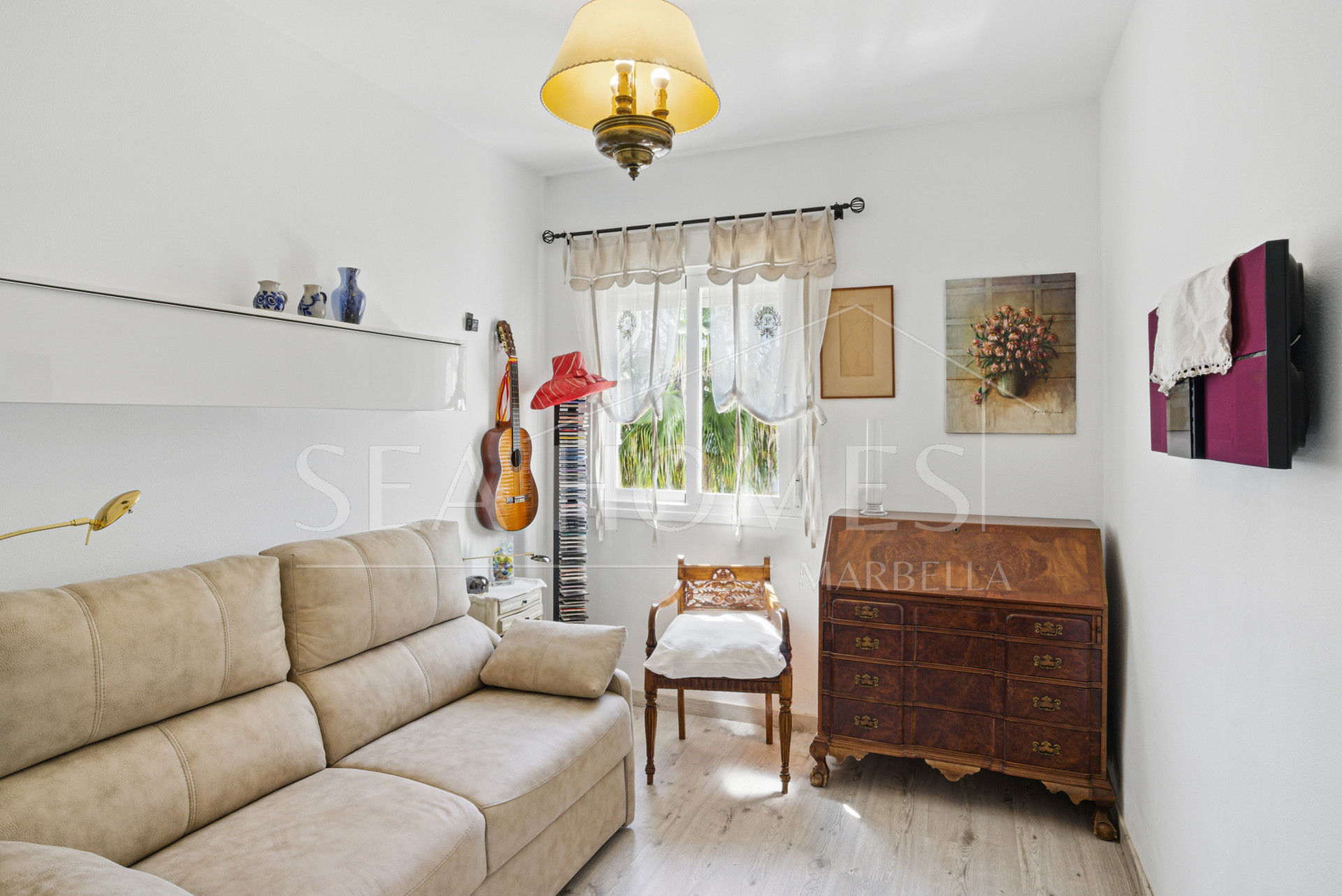Traditional two bedroom, duplex penthouse in the well-known and gated community Marbella Real with sea views