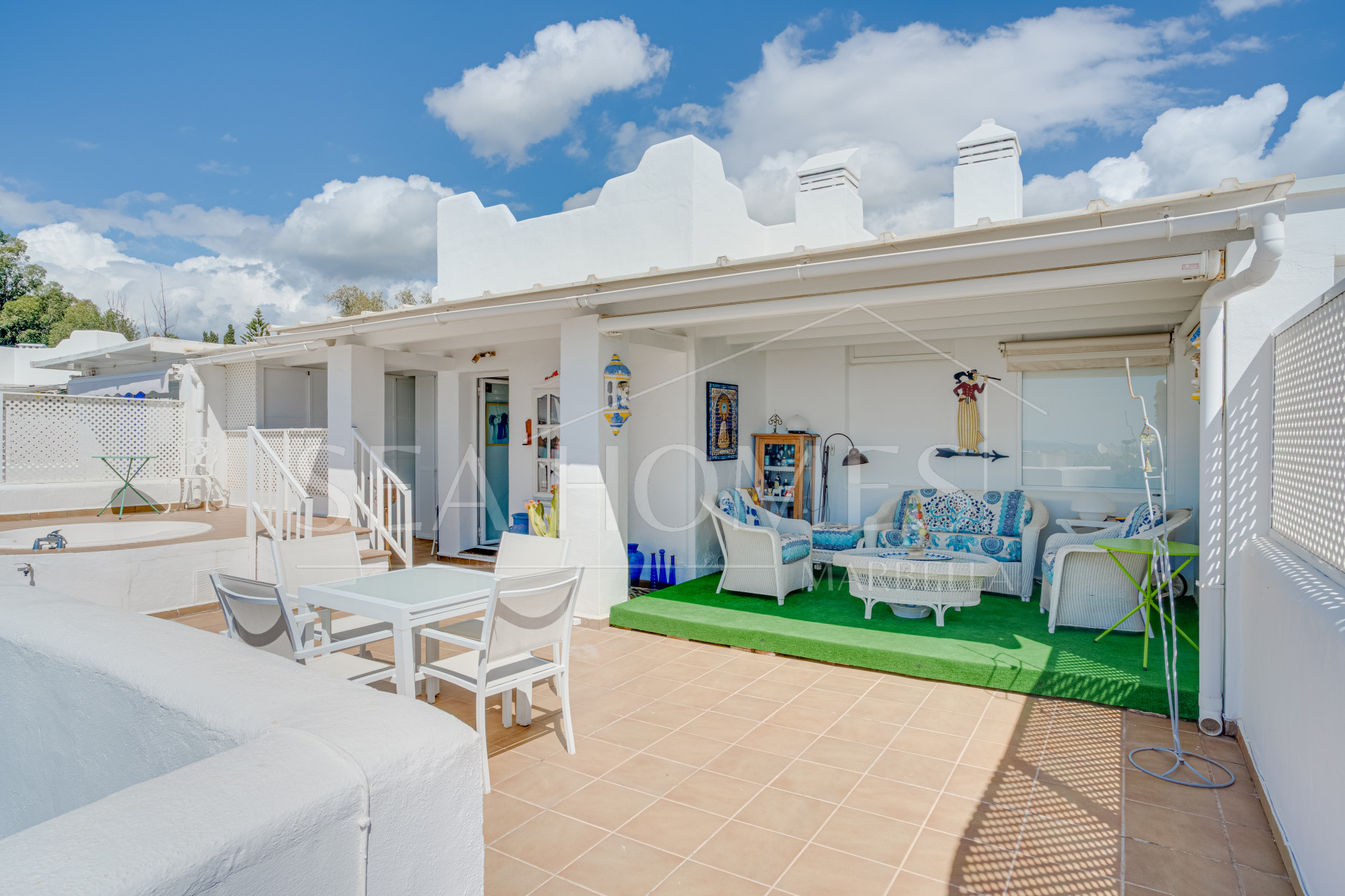Traditional two bedroom, duplex penthouse in the well-known and gated community Marbella Real with sea views