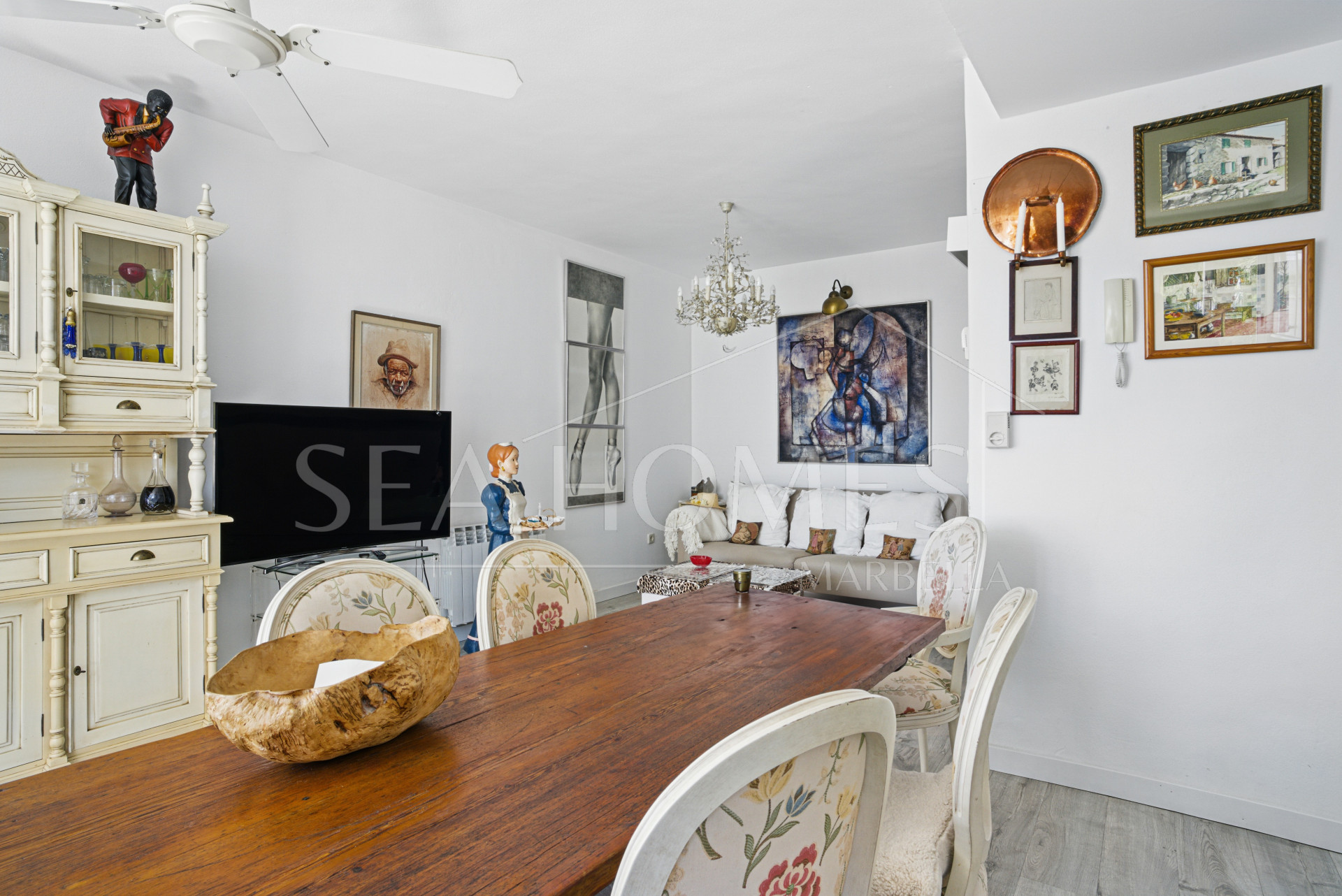 Traditional two bedroom, duplex penthouse in the well-known and gated community Marbella Real with sea views