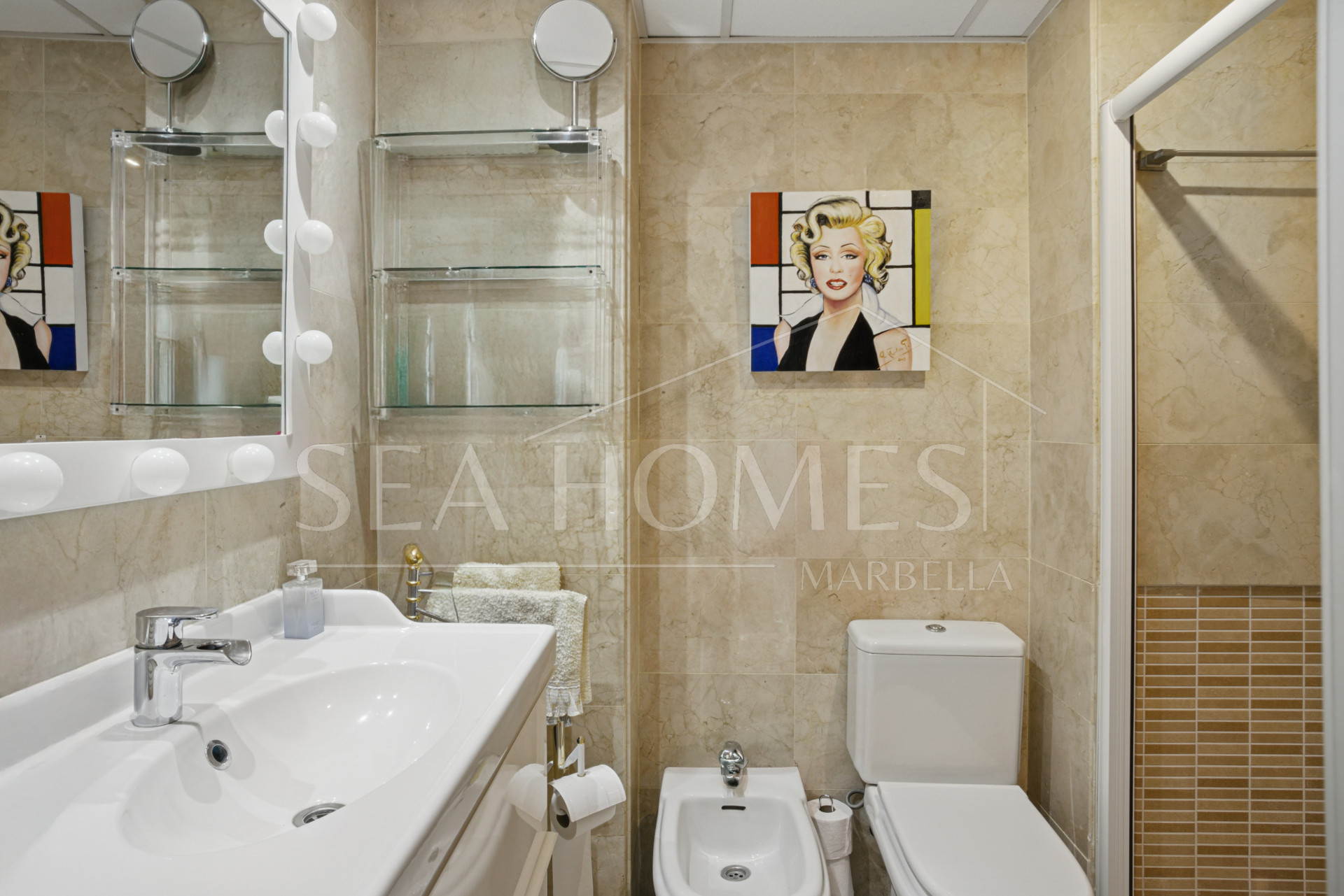 Traditional two bedroom, duplex penthouse in the well-known and gated community Marbella Real with sea views