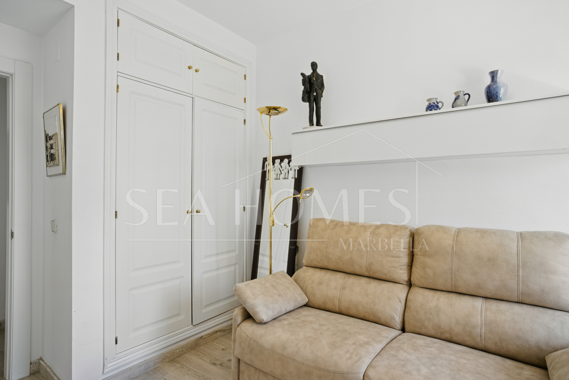 Traditional two bedroom, duplex penthouse in the well-known and gated community Marbella Real with sea views