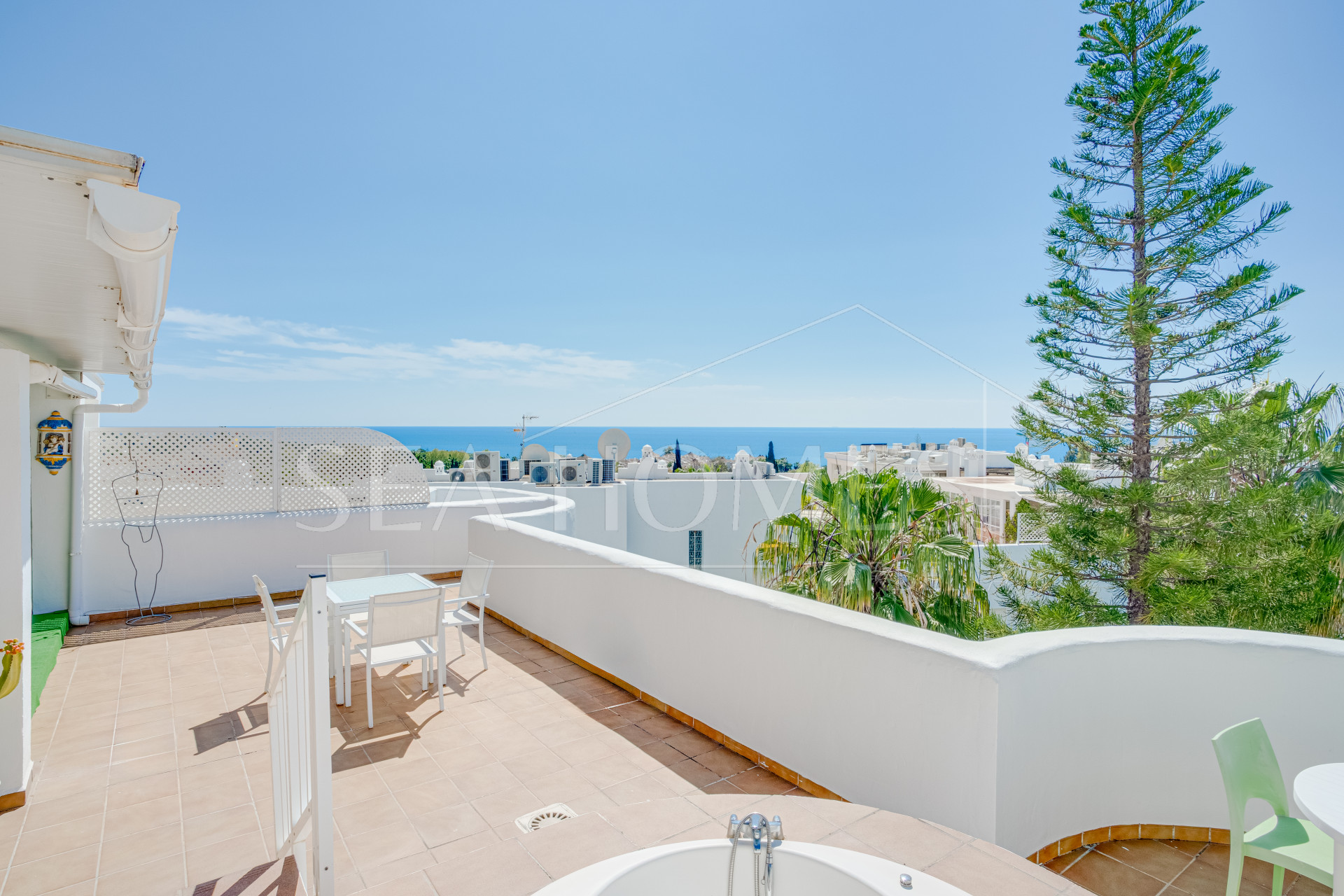 Traditional two bedroom, duplex penthouse in the well-known and gated community Marbella Real with sea views