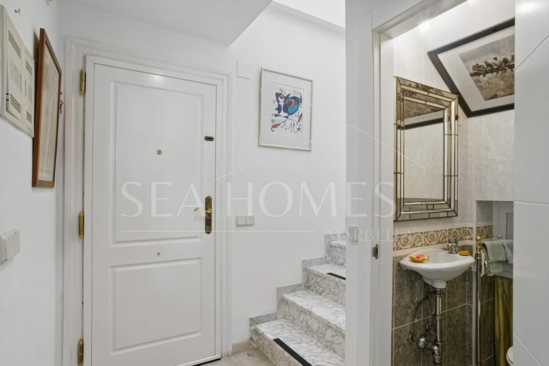 Traditional two bedroom, duplex penthouse in the well-known and gated community Marbella Real with sea views