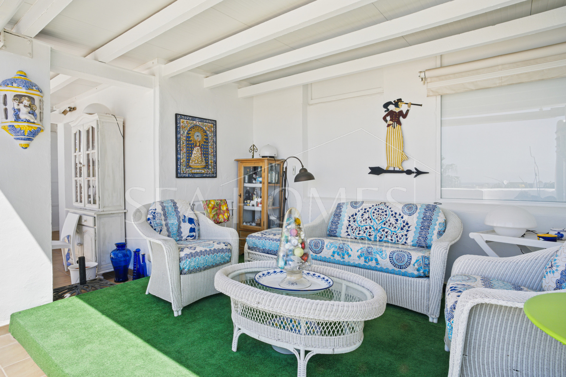 Traditional two bedroom, duplex penthouse in the well-known and gated community Marbella Real with sea views