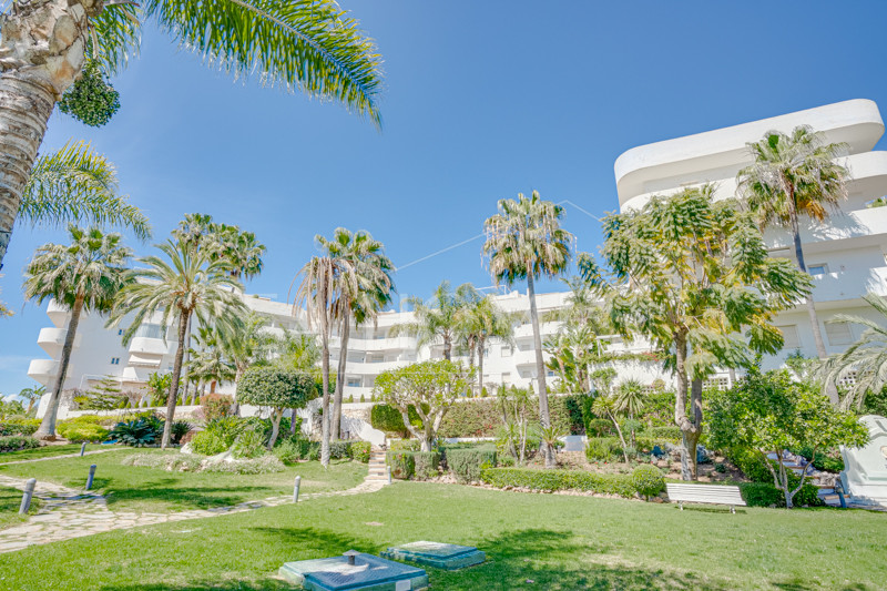 Traditional two bedroom, duplex penthouse in the well-known and gated community Marbella Real with sea views