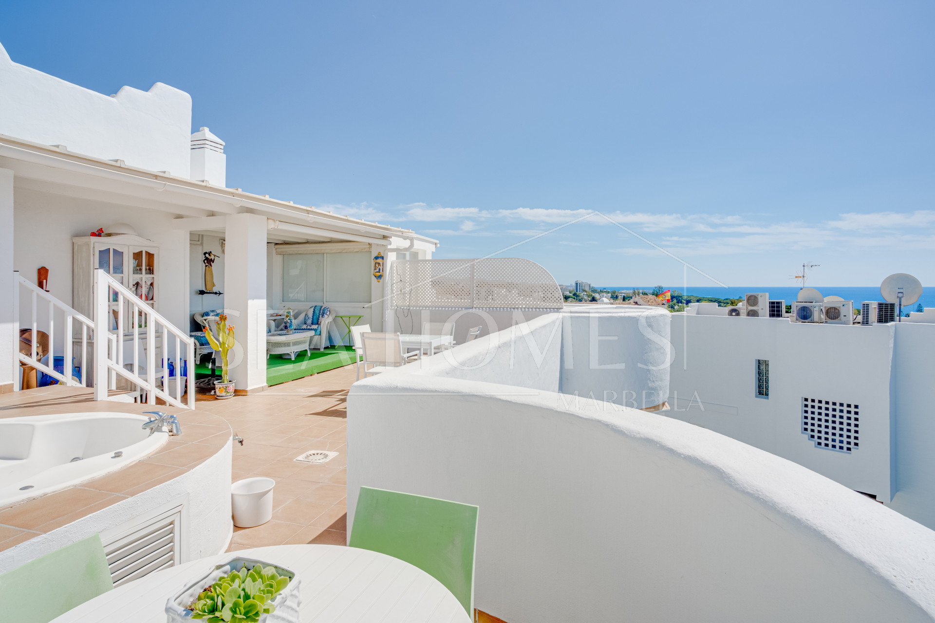 Traditional two bedroom, duplex penthouse in the well-known and gated community Marbella Real with sea views