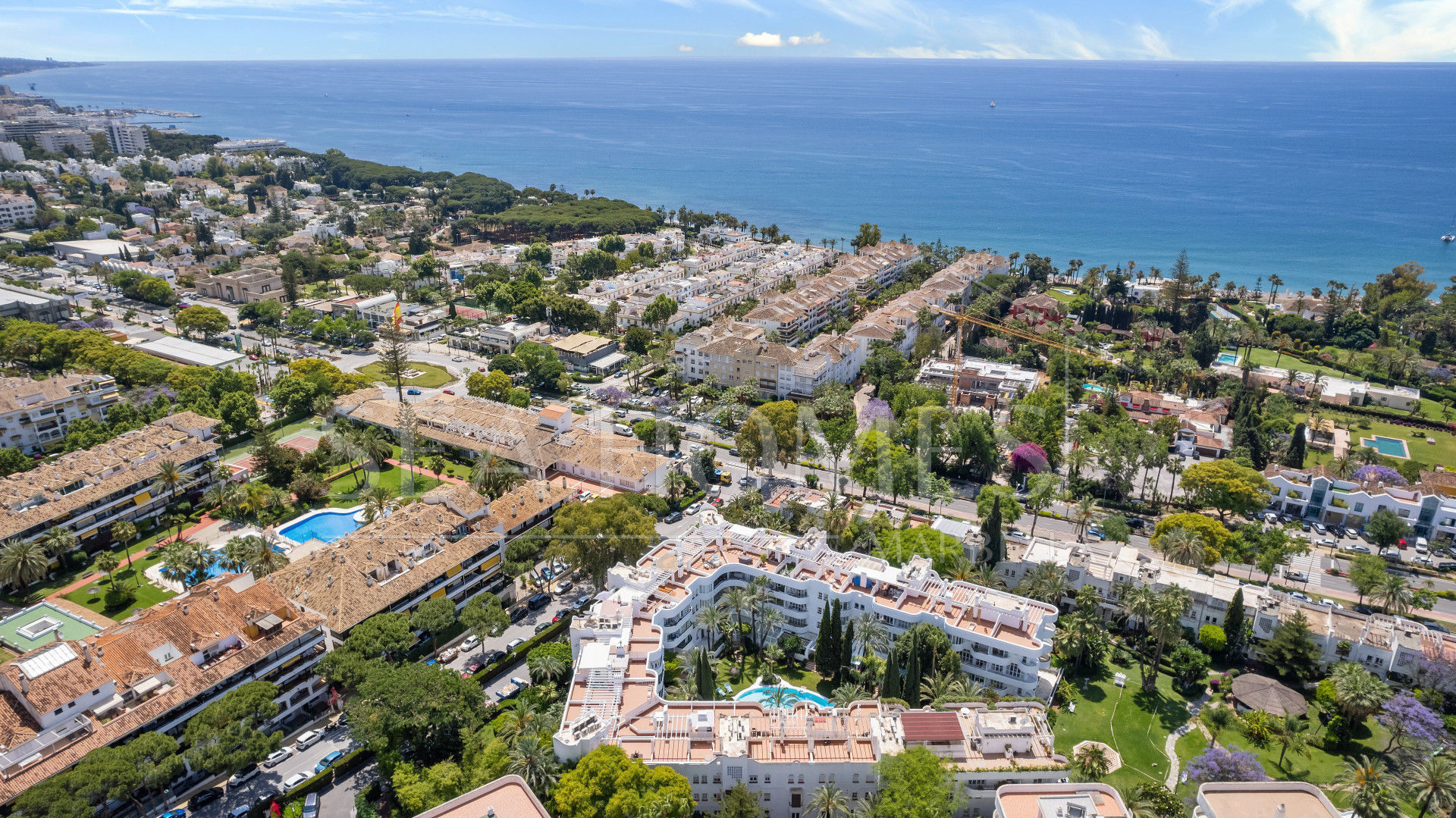 Traditional two bedroom, duplex penthouse in the well-known and gated community Marbella Real with sea views