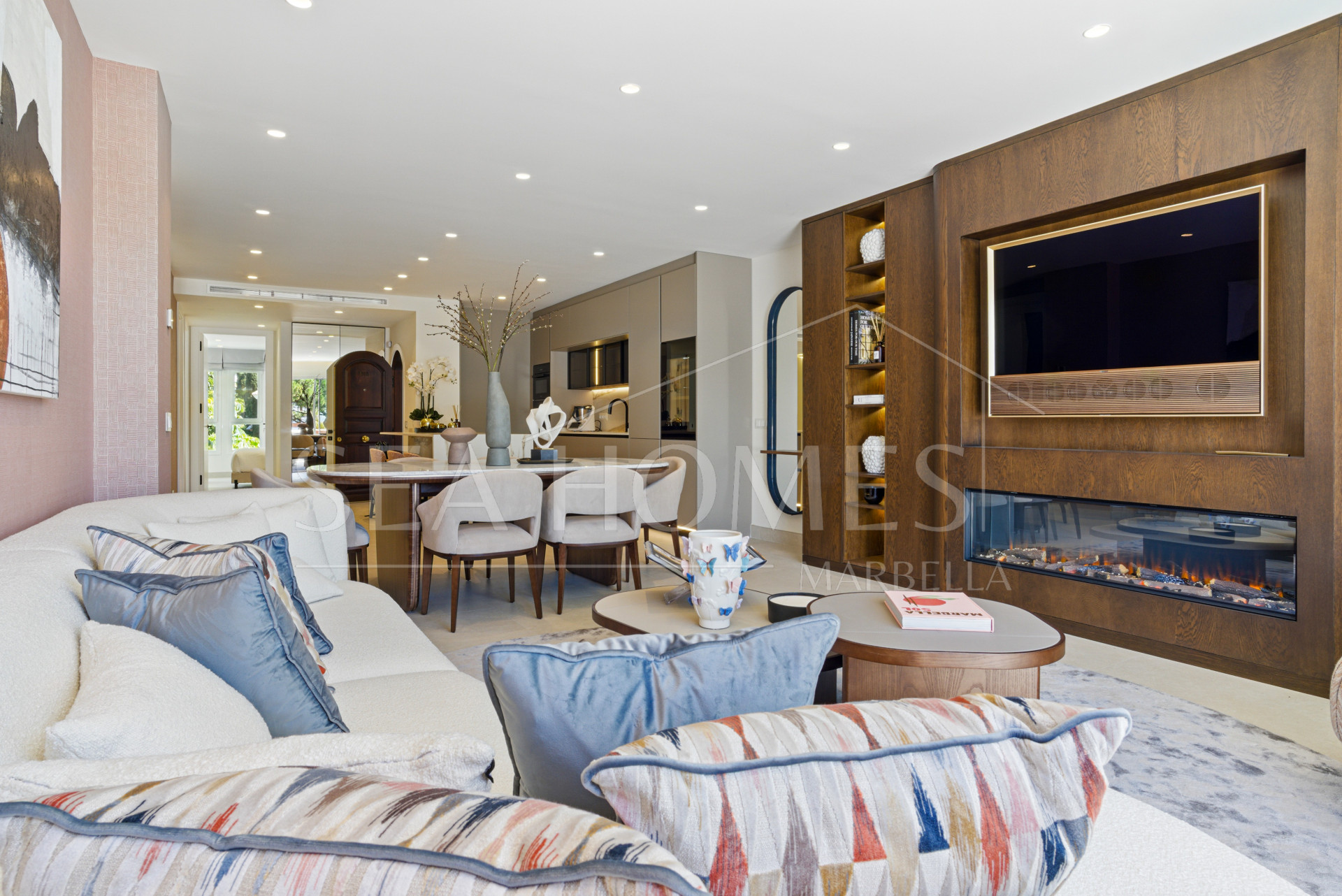 Luxury three bedroom, south west facing, first floor apartment in one of the most exclusive frontline beach communities Palm Beach, Los Monteros