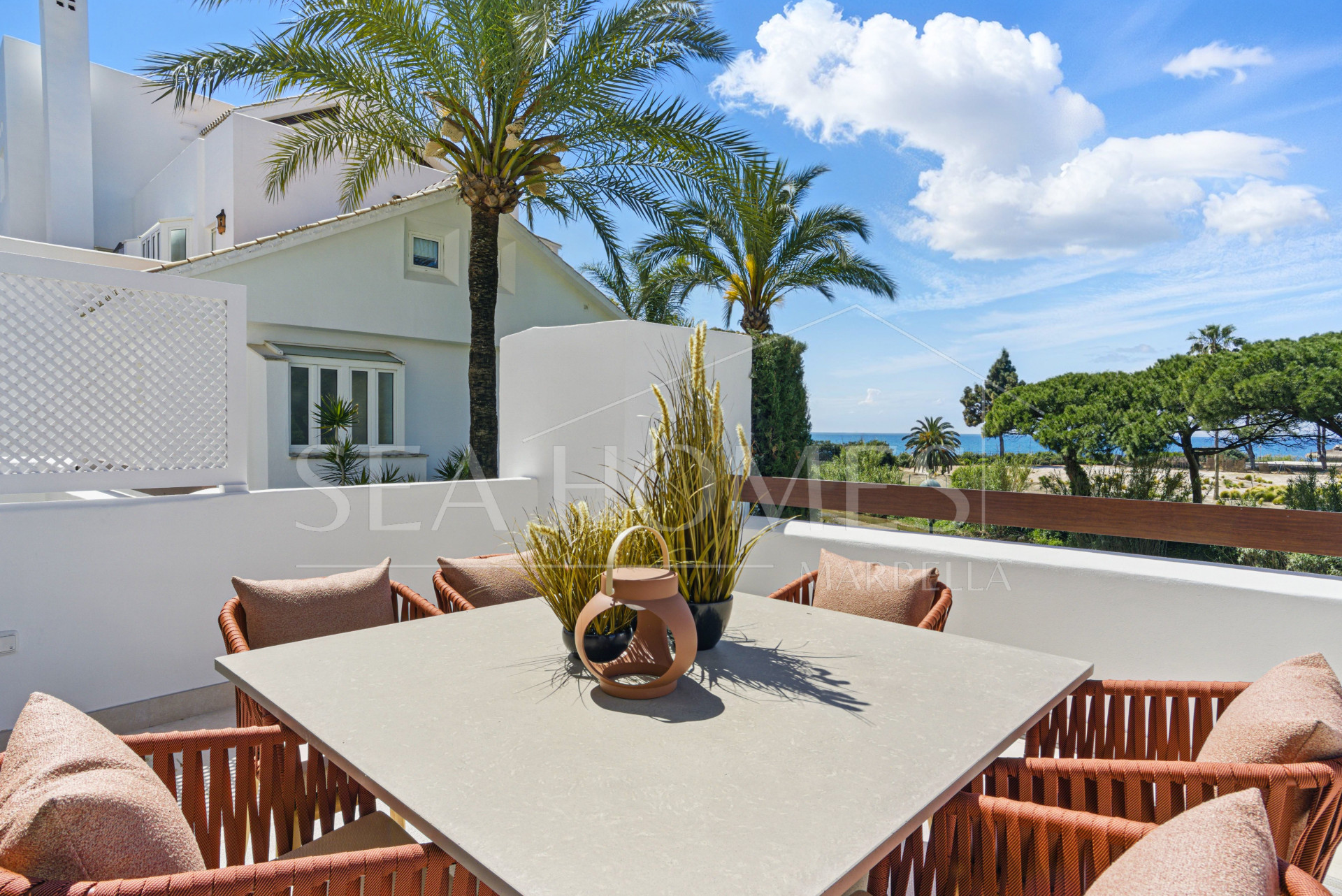 Luxury three bedroom, south west facing, first floor apartment in one of the most exclusive frontline beach communities Palm Beach, Los Monteros