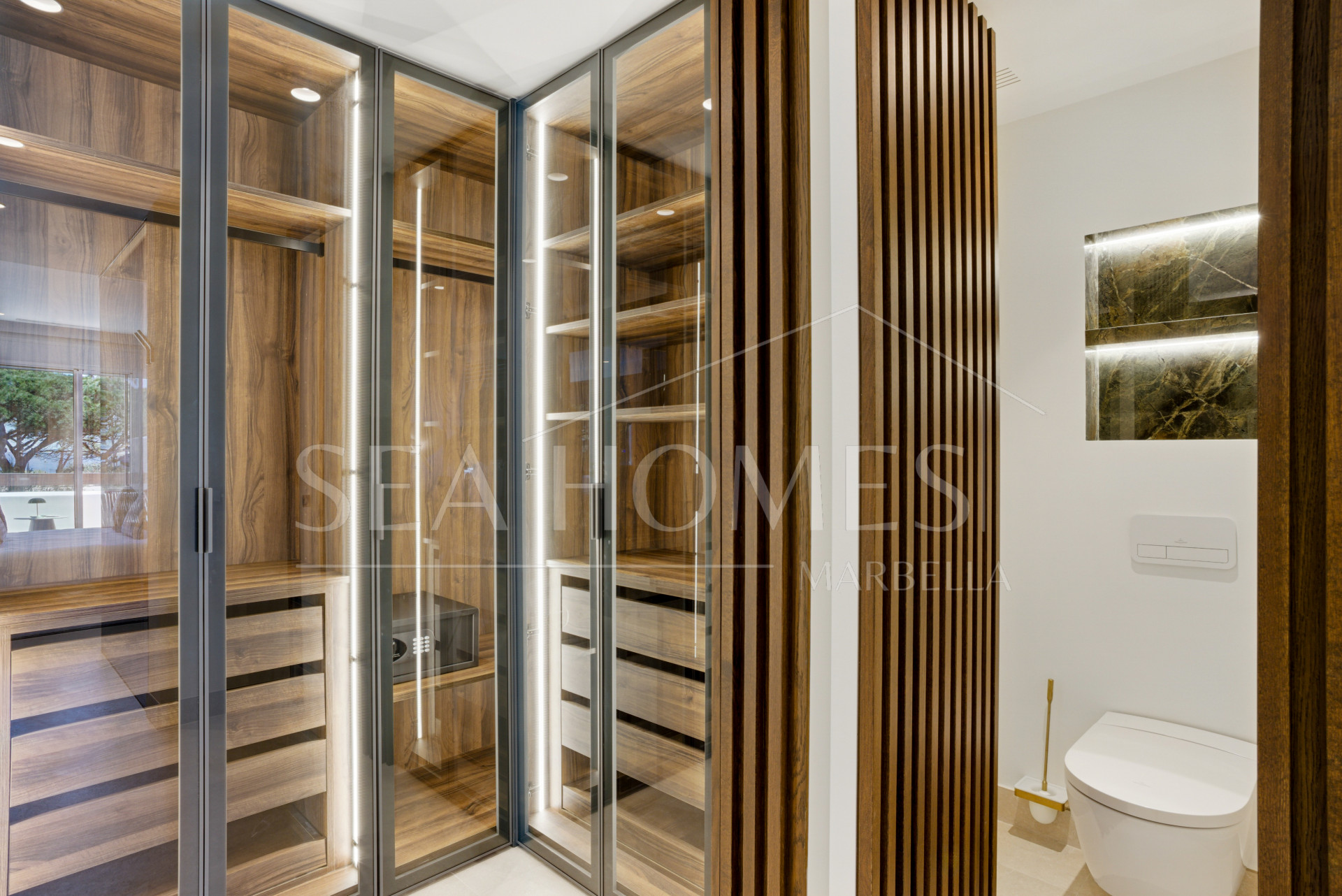 Luxury three bedroom, south west facing, first floor apartment in one of the most exclusive frontline beach communities Palm Beach, Los Monteros