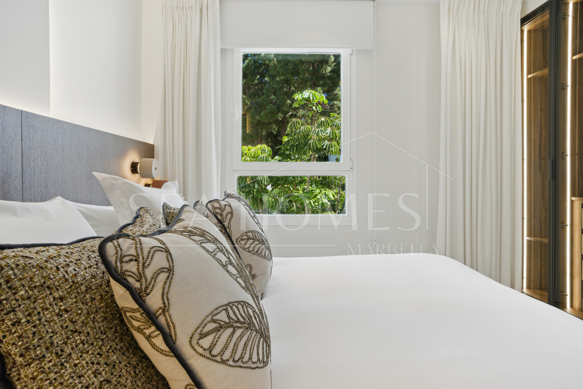 Luxury three bedroom, south west facing, first floor apartment in one of the most exclusive frontline beach communities Palm Beach, Los Monteros