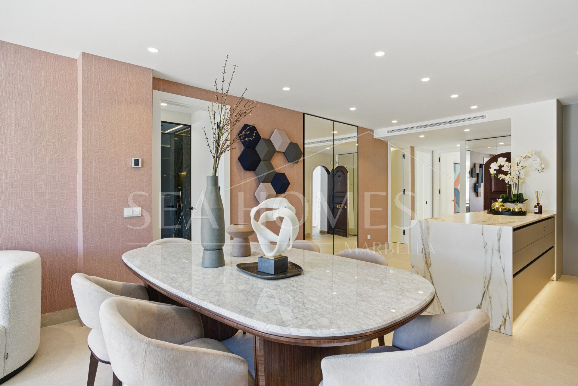 Luxury three bedroom, south west facing, first floor apartment in one of the most exclusive frontline beach communities Palm Beach, Los Monteros