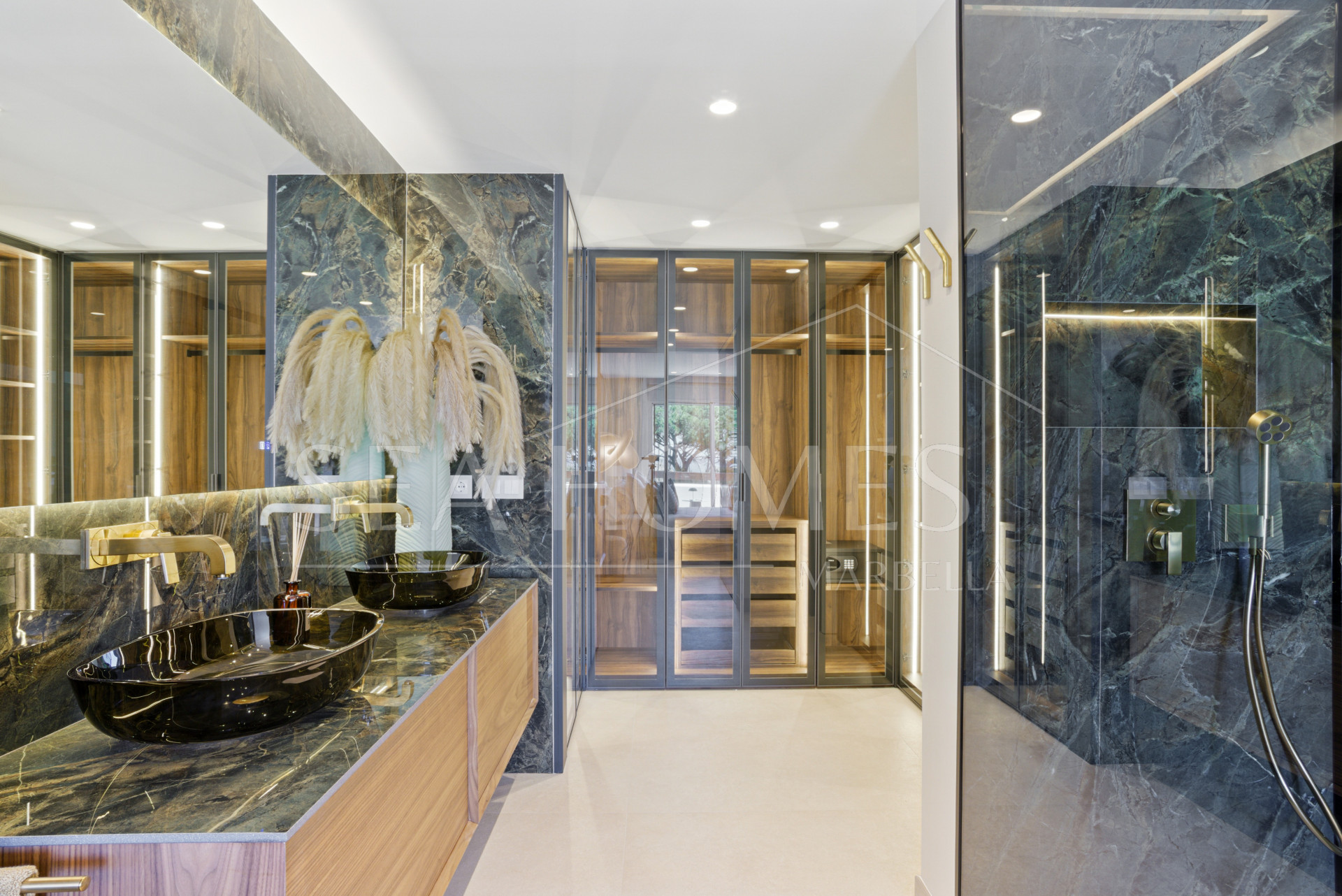 Luxury three bedroom, south west facing, first floor apartment in one of the most exclusive frontline beach communities Palm Beach, Los Monteros